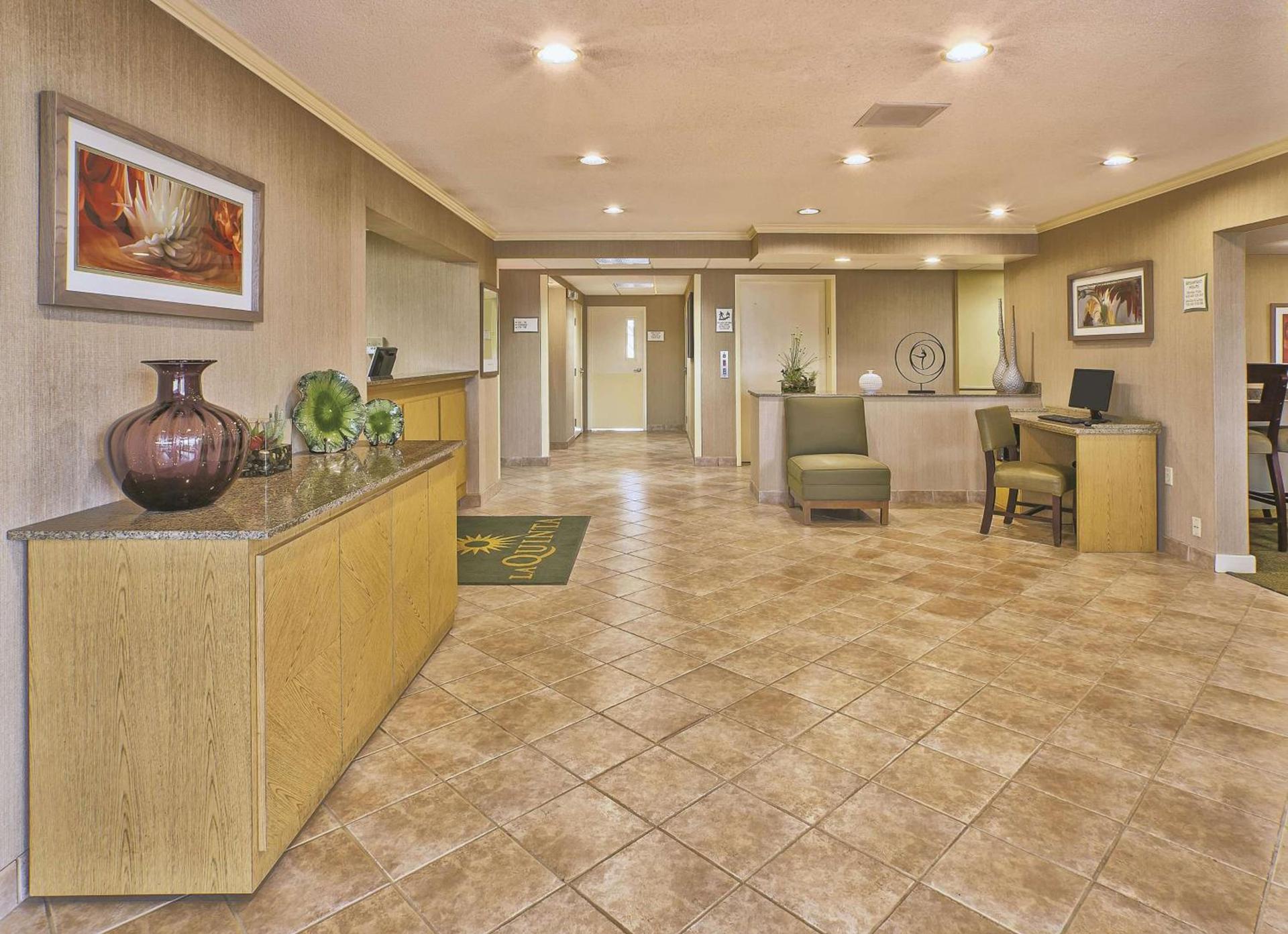 La Quinta Inn by Wyndham Toledo Perrysburg photo 9