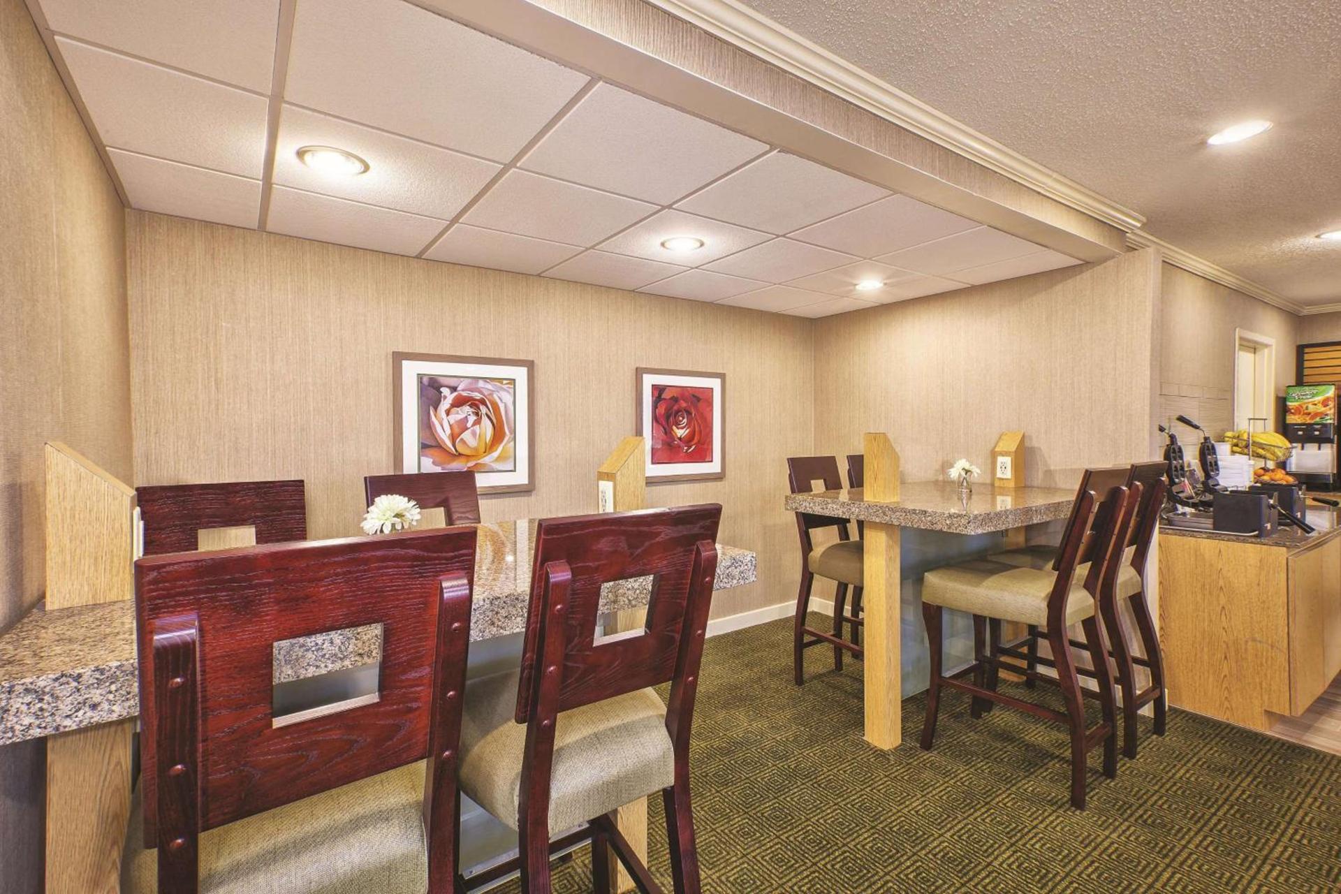 La Quinta Inn by Wyndham Toledo Perrysburg photo 10