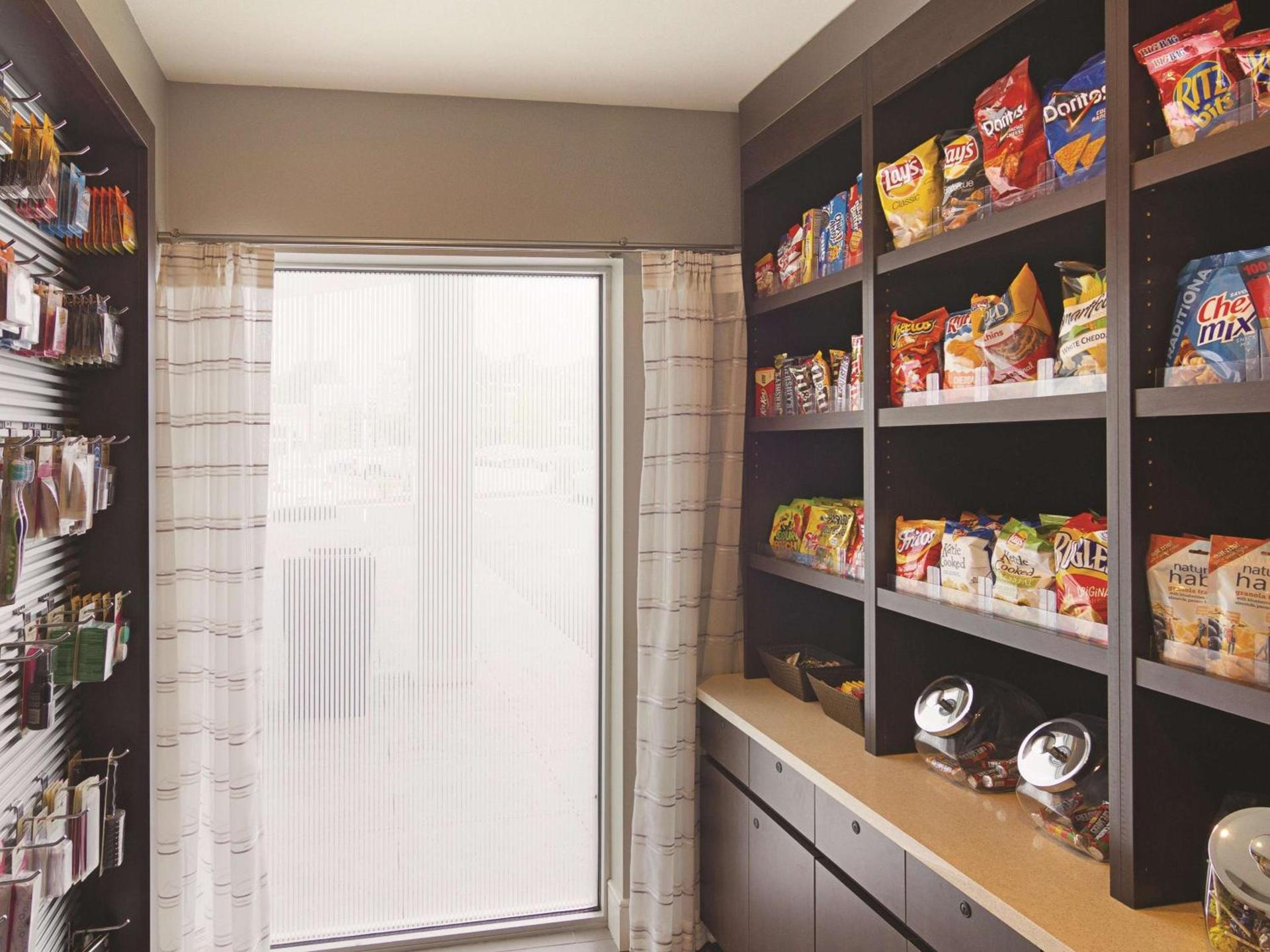 La Quinta Inn & Suites by Wyndham Cleveland - Airport North photo 39