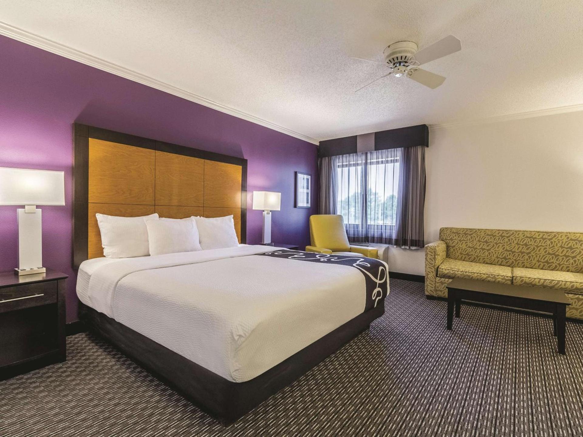 La Quinta Inn & Suites by Wyndham Cleveland - Airport North photo 15