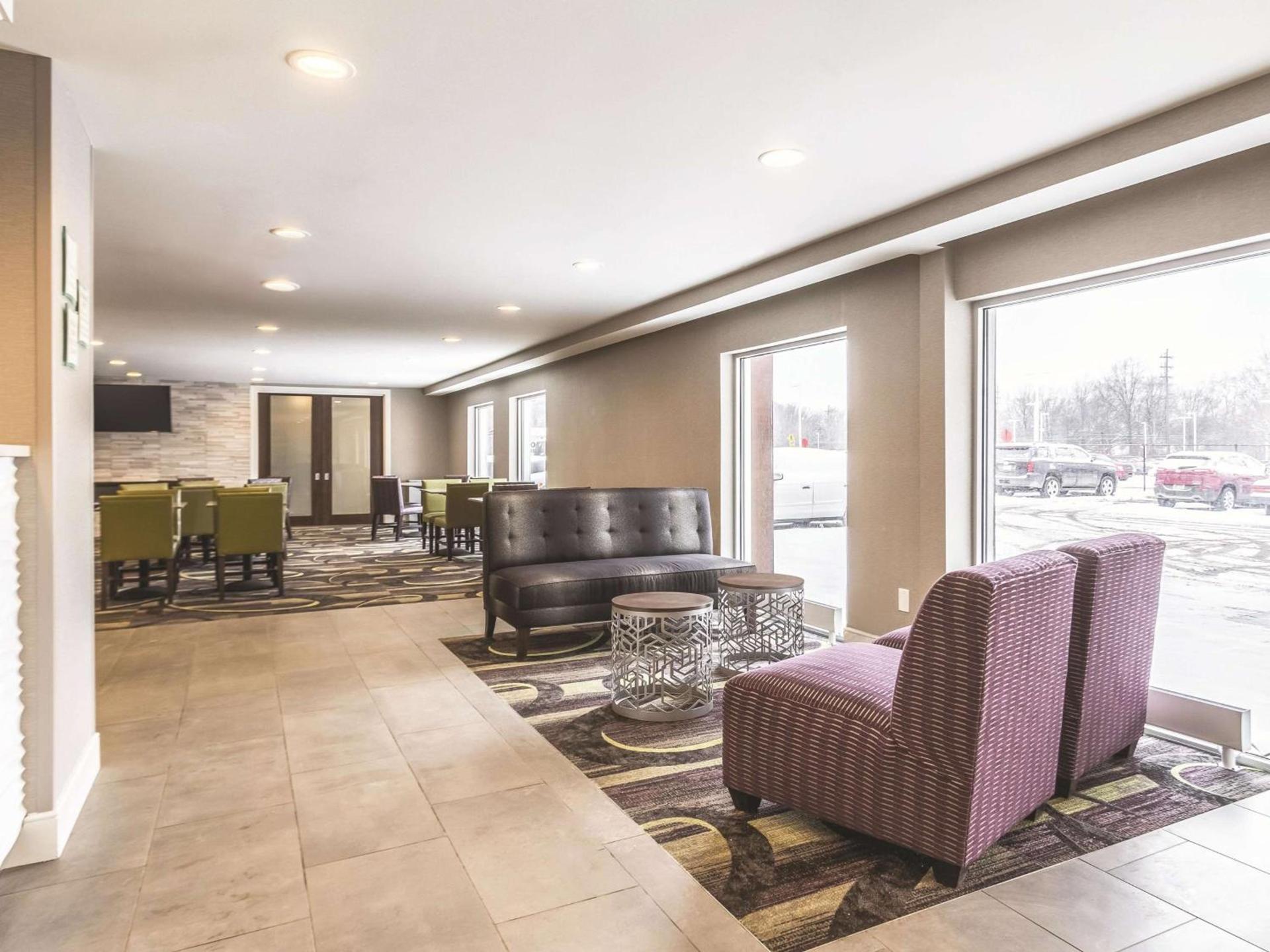 La Quinta Inn & Suites by Wyndham Cleveland - Airport North photo 35