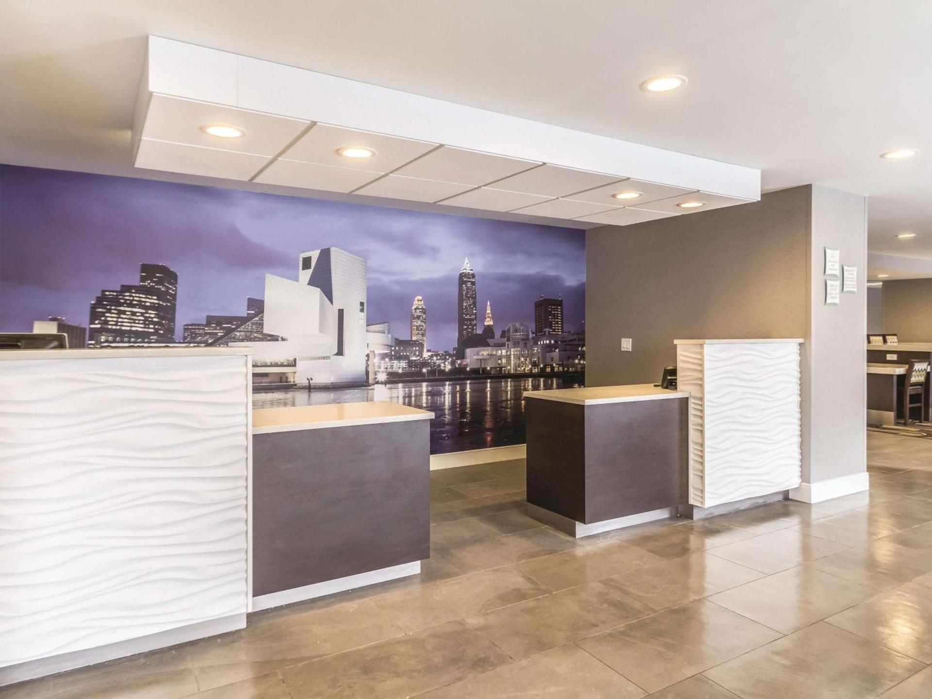 La Quinta Inn & Suites by Wyndham Cleveland - Airport North photo 3