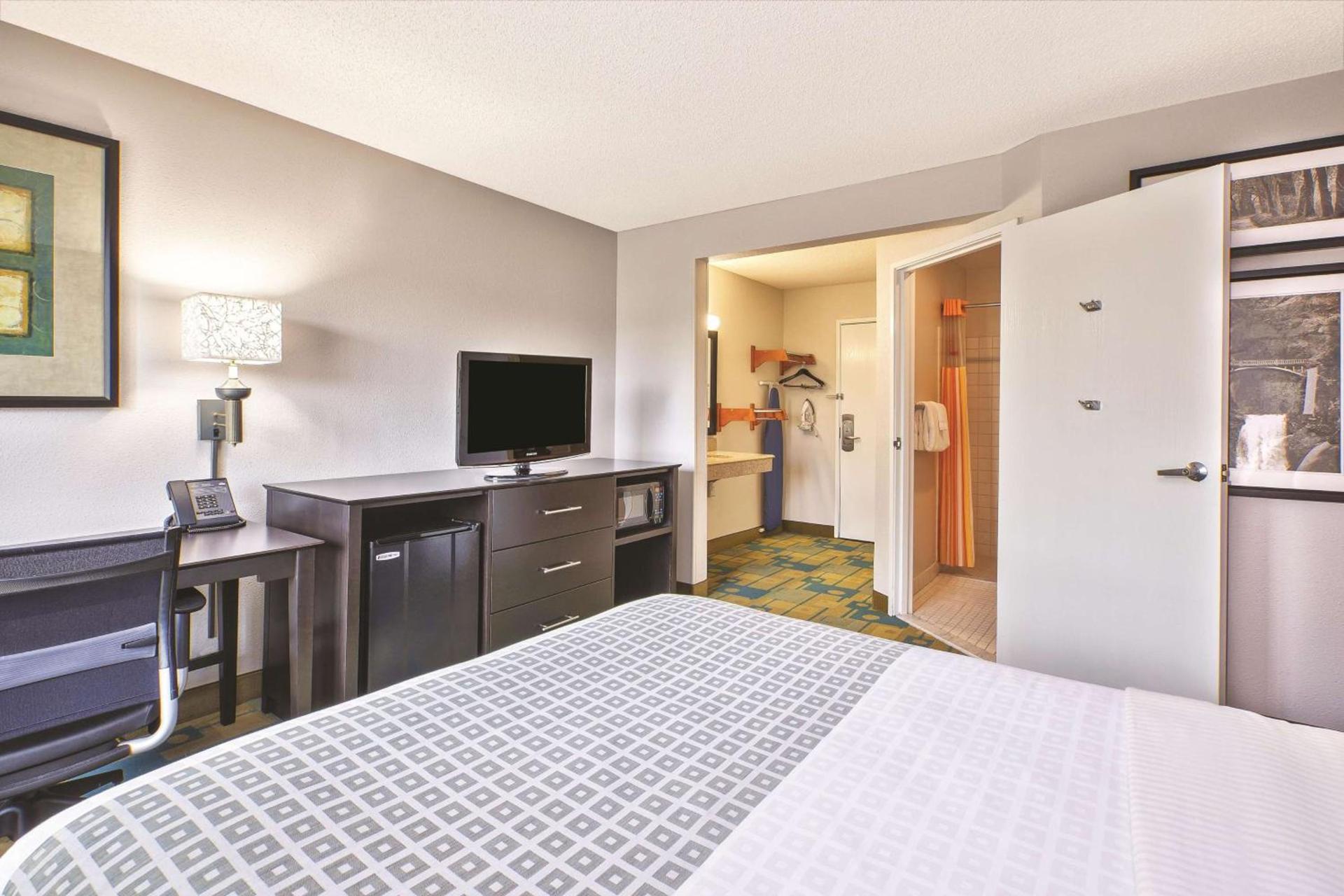 La Quinta Inn by Wyndham Toledo Perrysburg photo 15