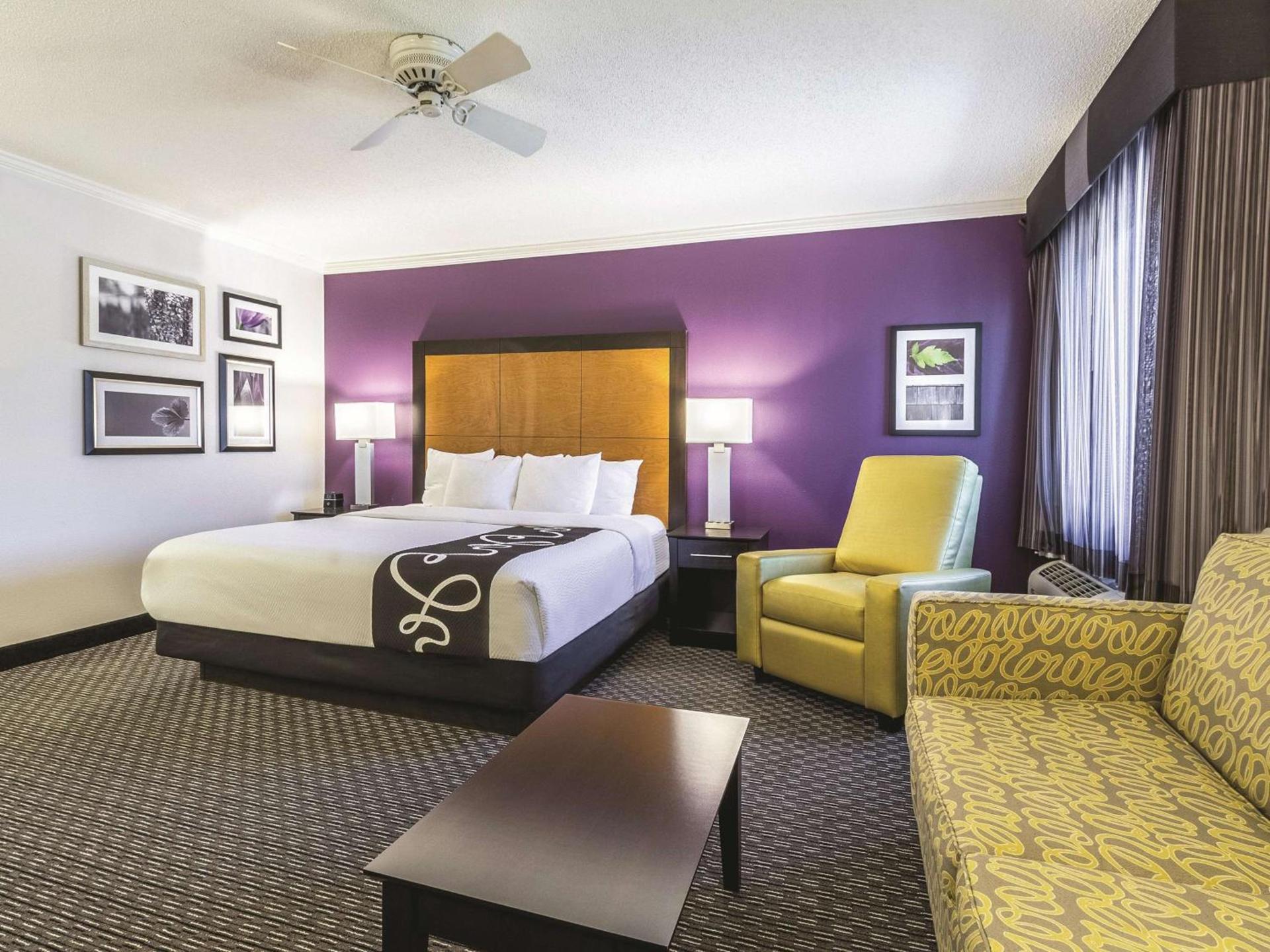 La Quinta Inn & Suites by Wyndham Cleveland - Airport North photo 16