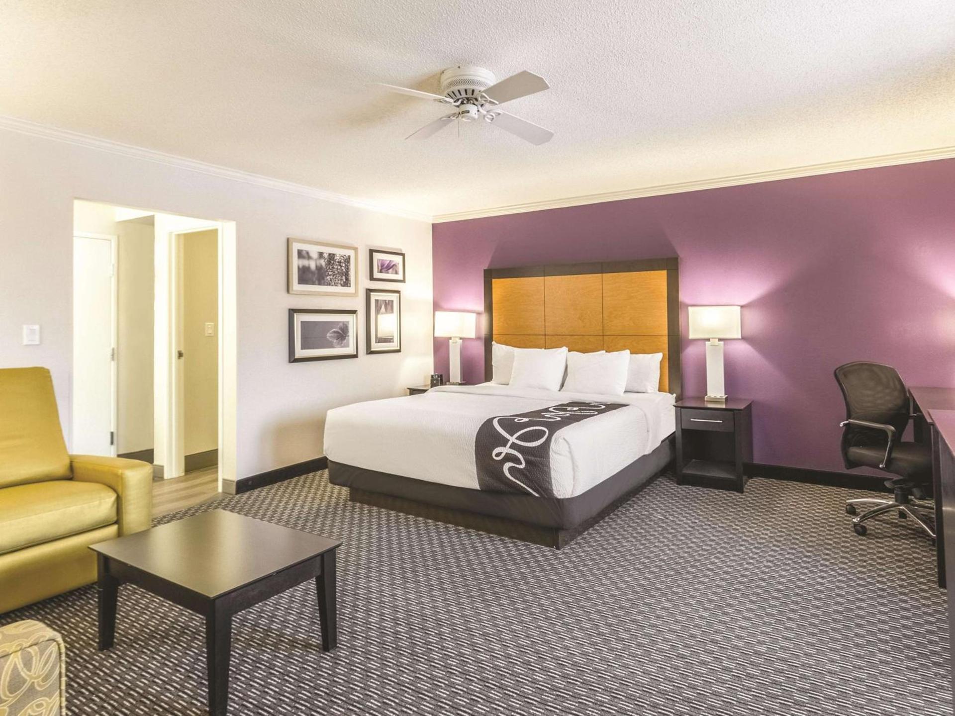 La Quinta Inn & Suites by Wyndham Cleveland - Airport North photo 17
