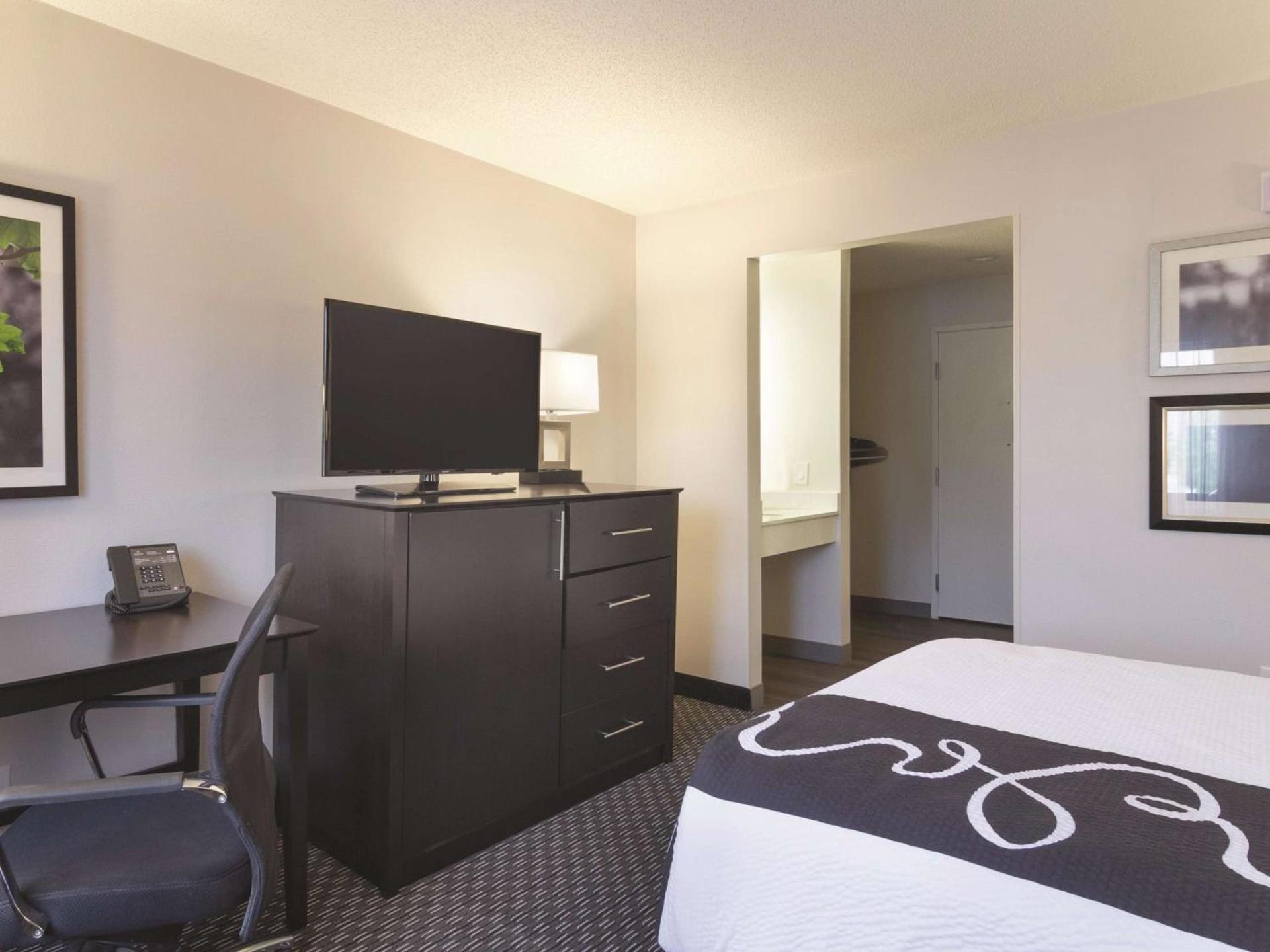 La Quinta Inn & Suites by Wyndham Cleveland - Airport North photo 18