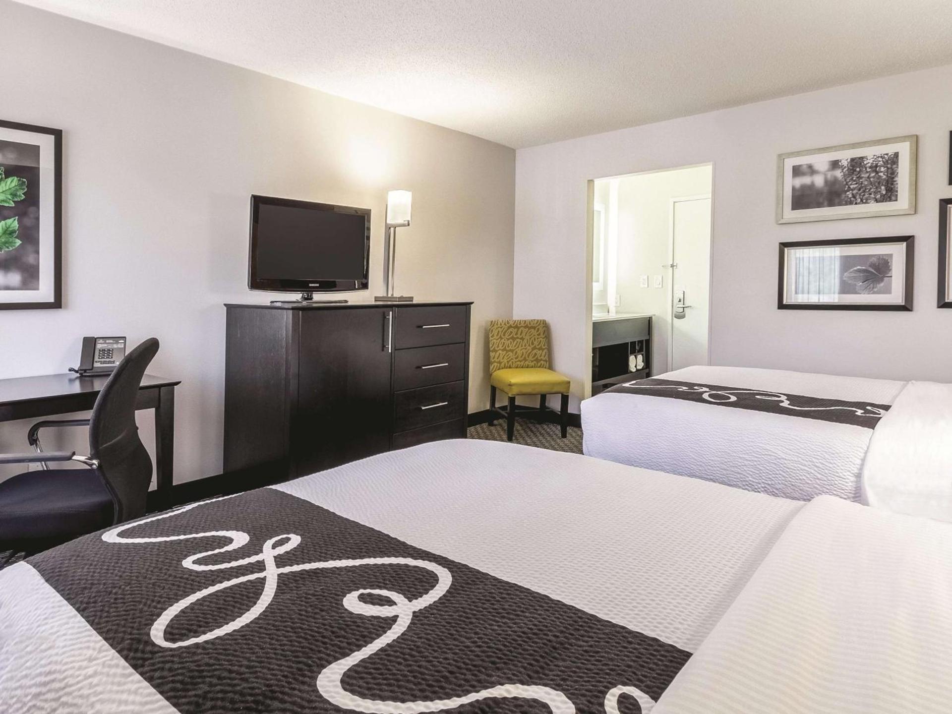 La Quinta Inn & Suites by Wyndham Cleveland - Airport North photo 19