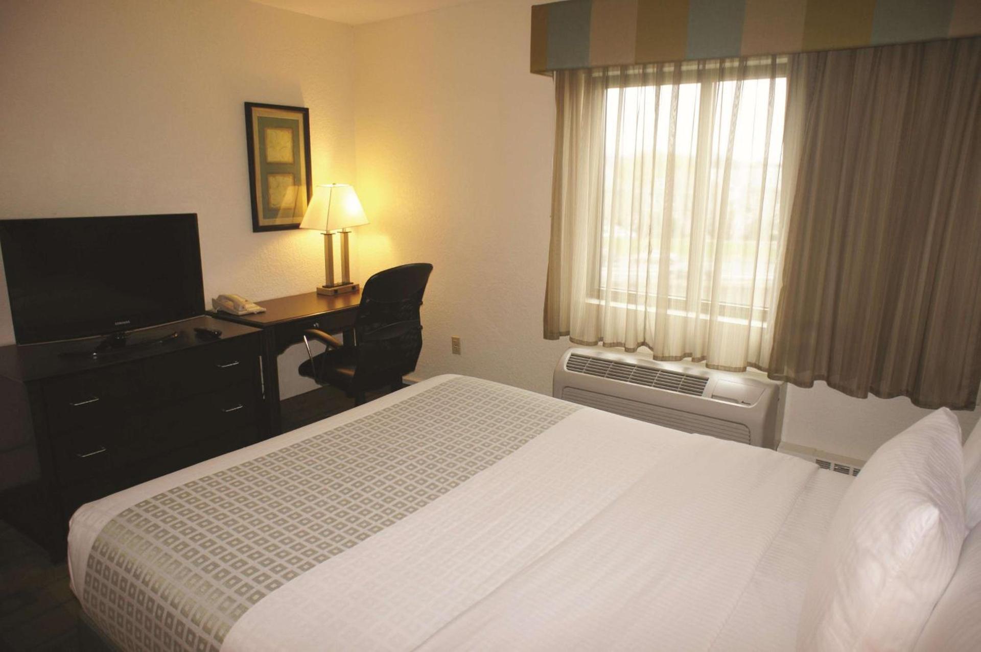 La Quinta Inn & Suites by Wyndham Boston Somerville photo 18