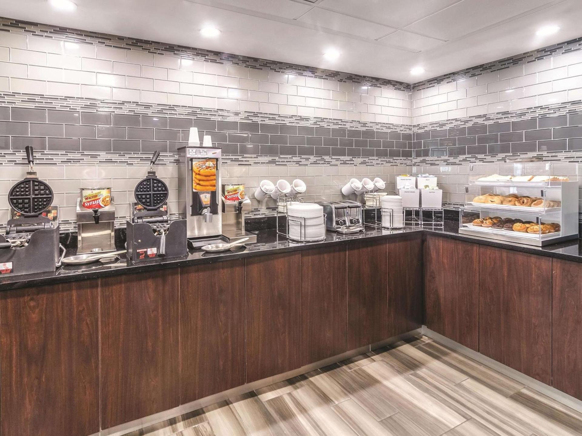 La Quinta Inn & Suites by Wyndham Myrtle Beach - N Kings Hwy photo 53
