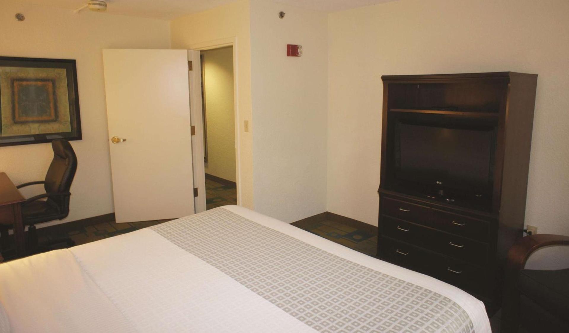 La Quinta Inn & Suites by Wyndham Boston Somerville photo 17
