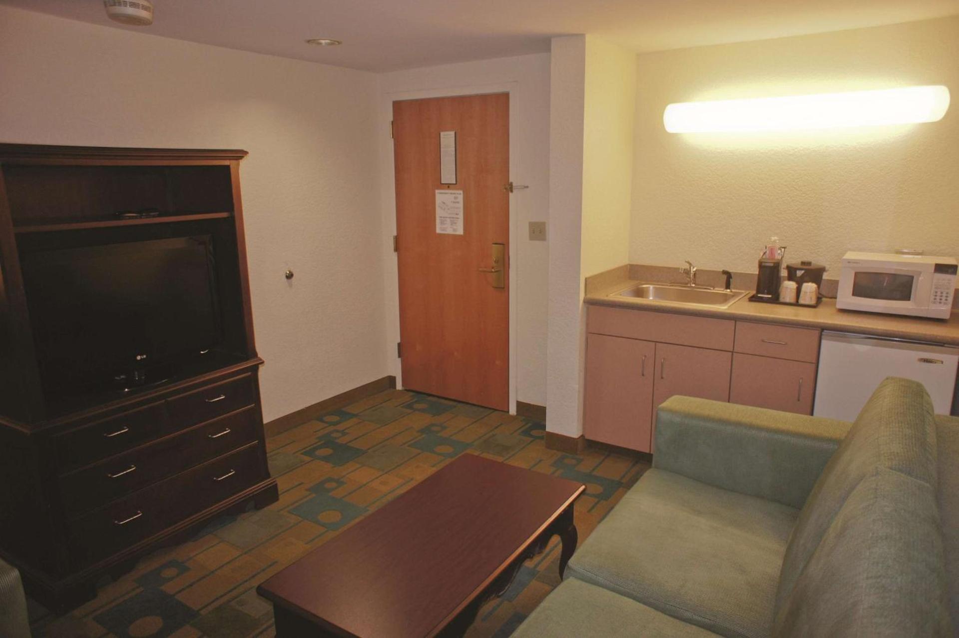 La Quinta Inn & Suites by Wyndham Boston Somerville photo 24