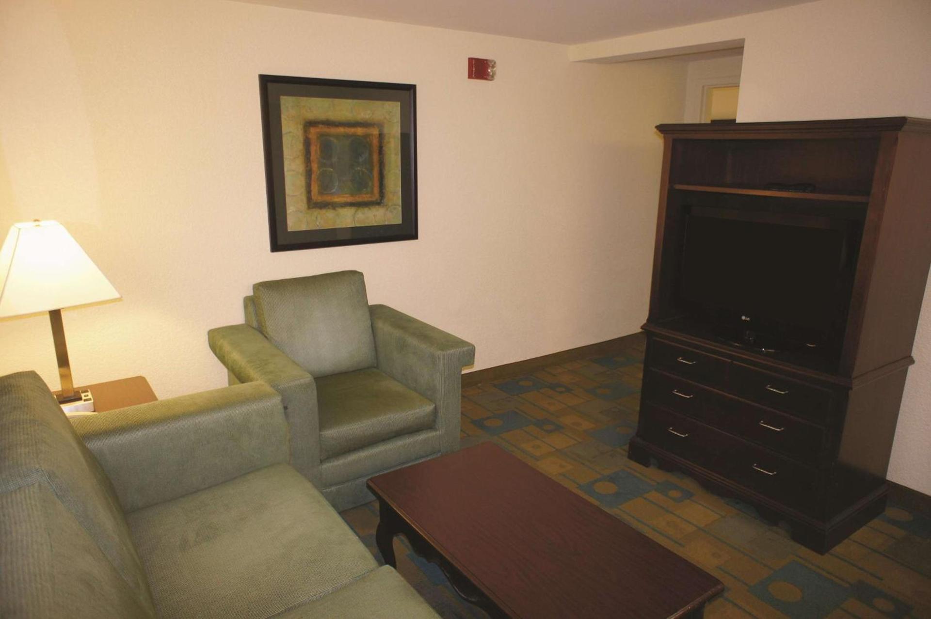 La Quinta Inn & Suites by Wyndham Boston Somerville photo 20