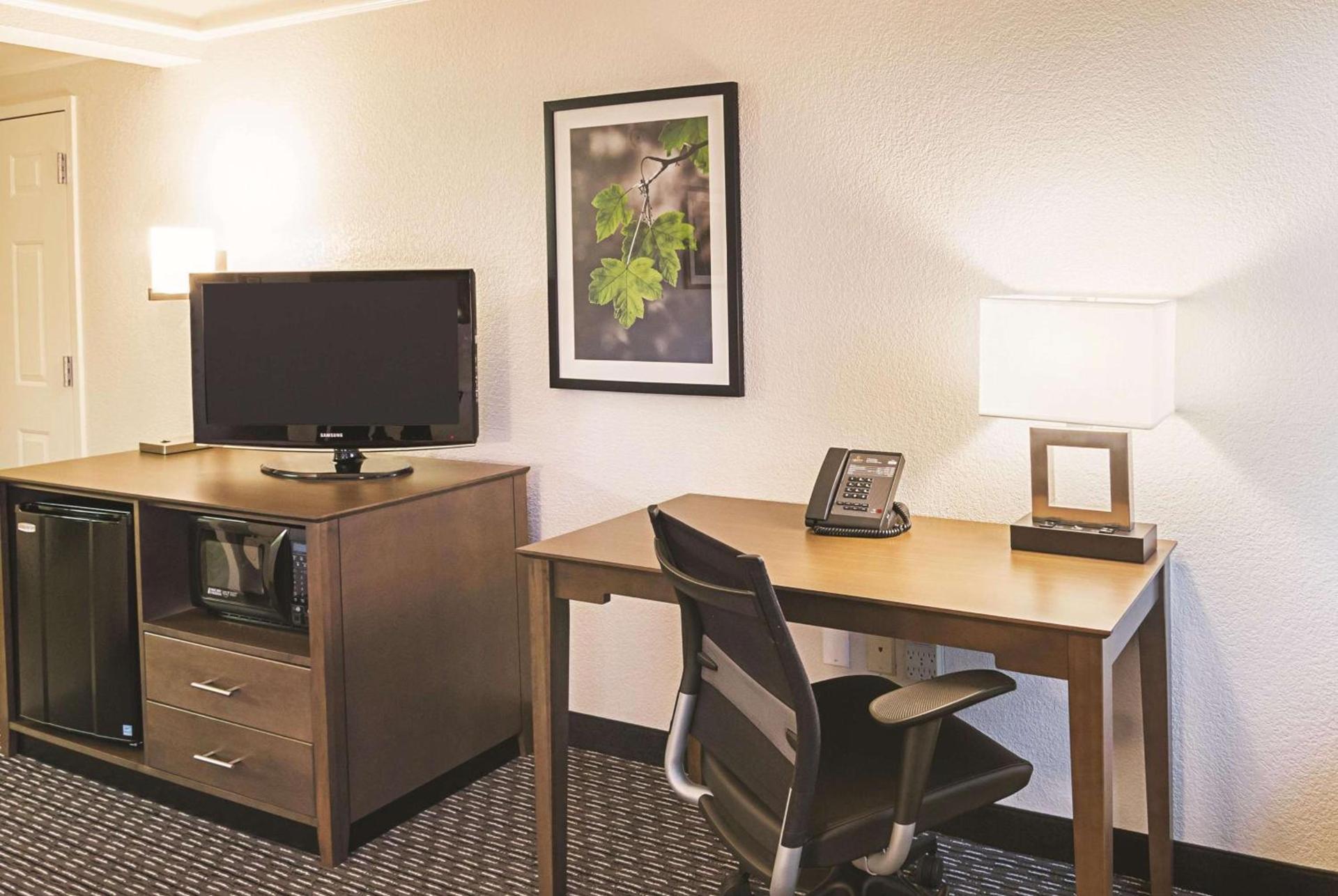 La Quinta by Wyndham Fort Worth North photo 36