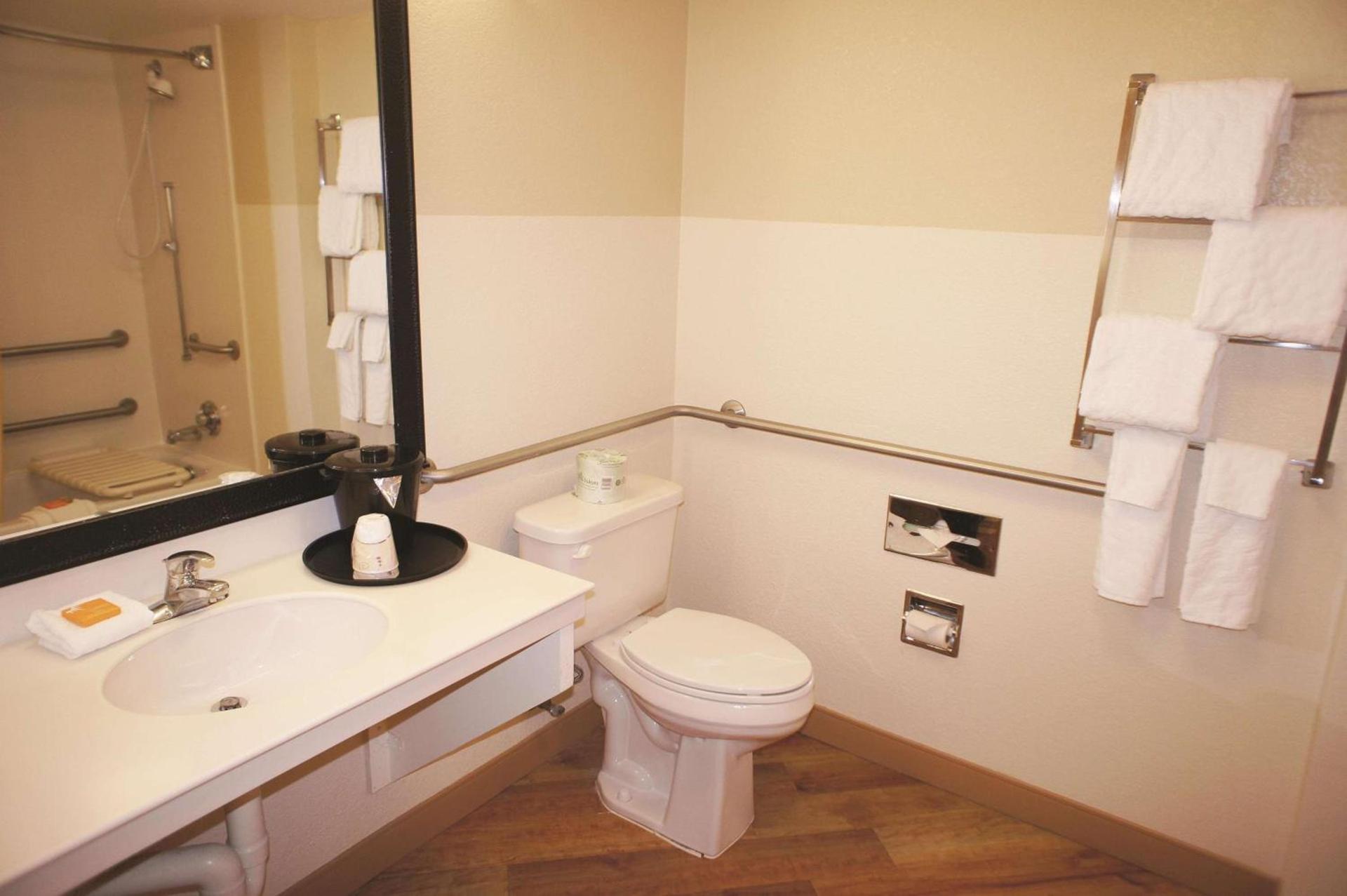 La Quinta by Wyndham Raleigh Cary photo 12