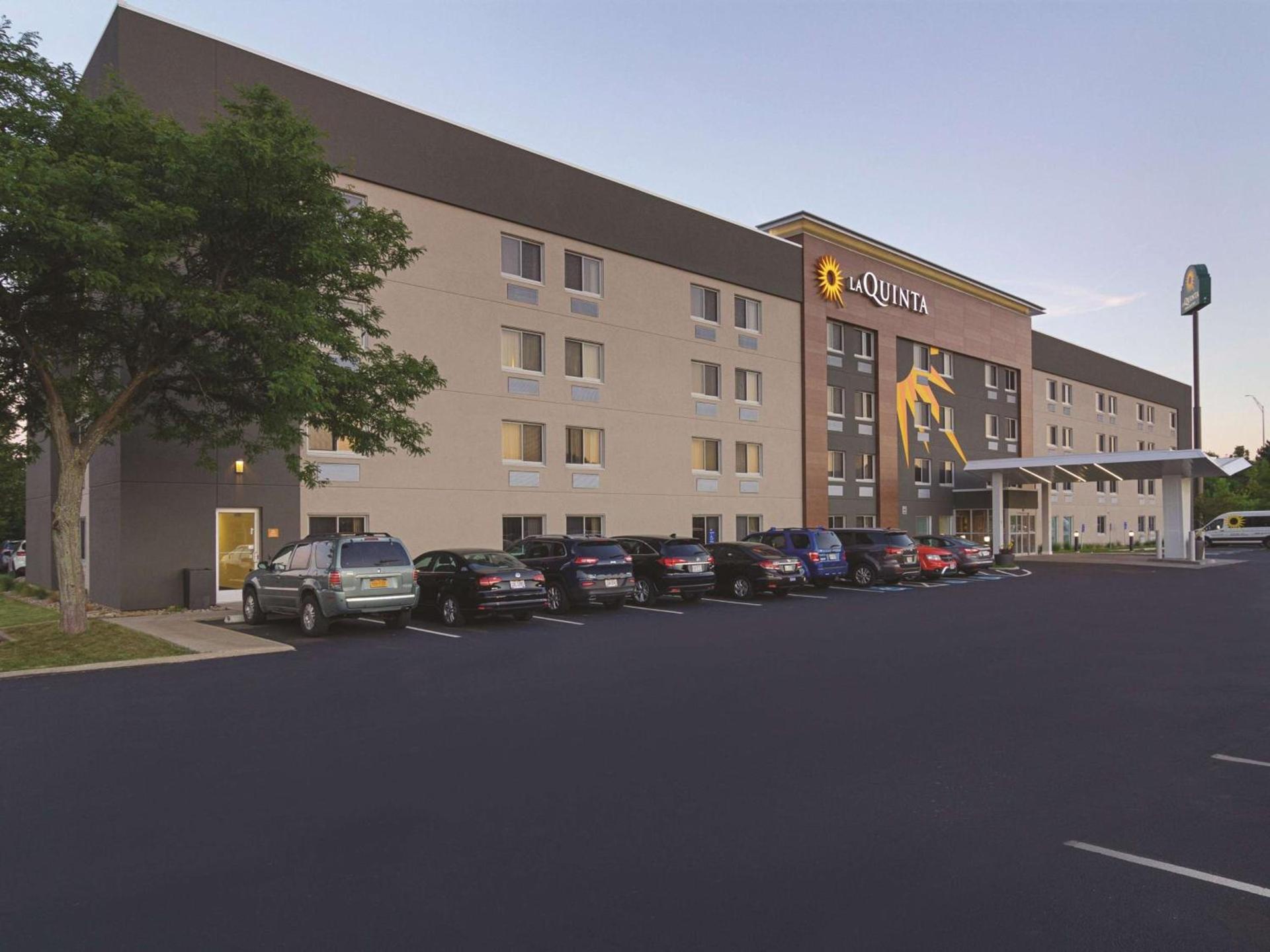 La Quinta Inn & Suites by Wyndham Cleveland - Airport North photo 20