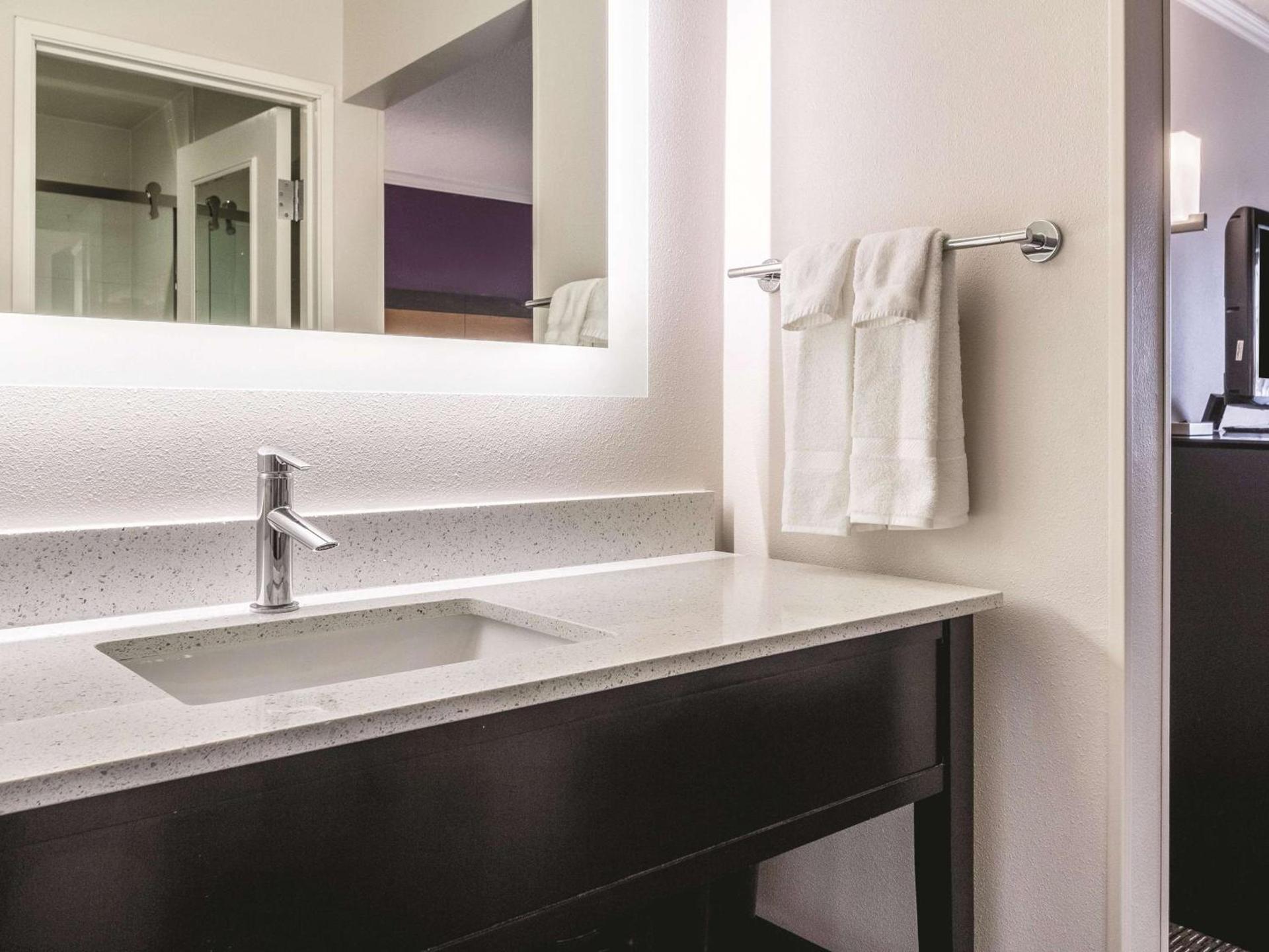 La Quinta Inn & Suites by Wyndham Cleveland - Airport North photo 23