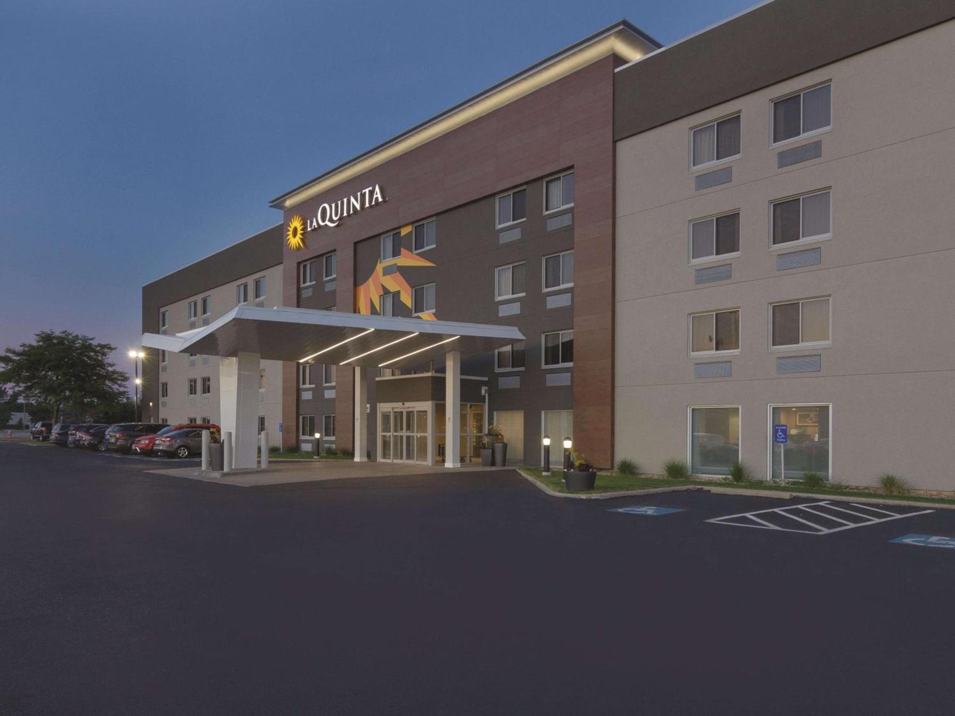 La Quinta Inn & Suites by Wyndham Cleveland - Airport North photo 2