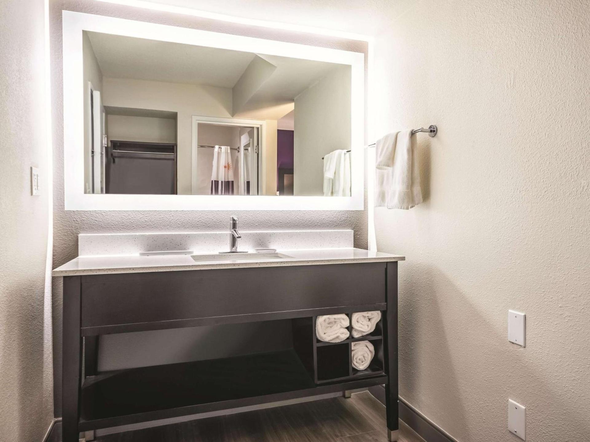 La Quinta by Wyndham Hartford Bradley Airport photo 15