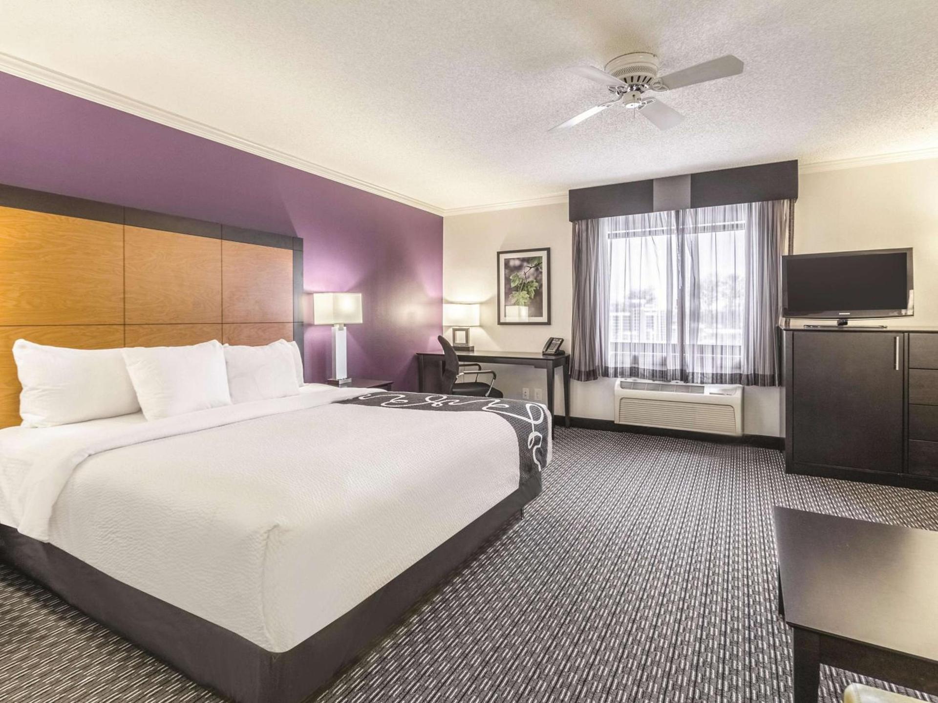 La Quinta Inn & Suites by Wyndham Cleveland - Airport North photo 21