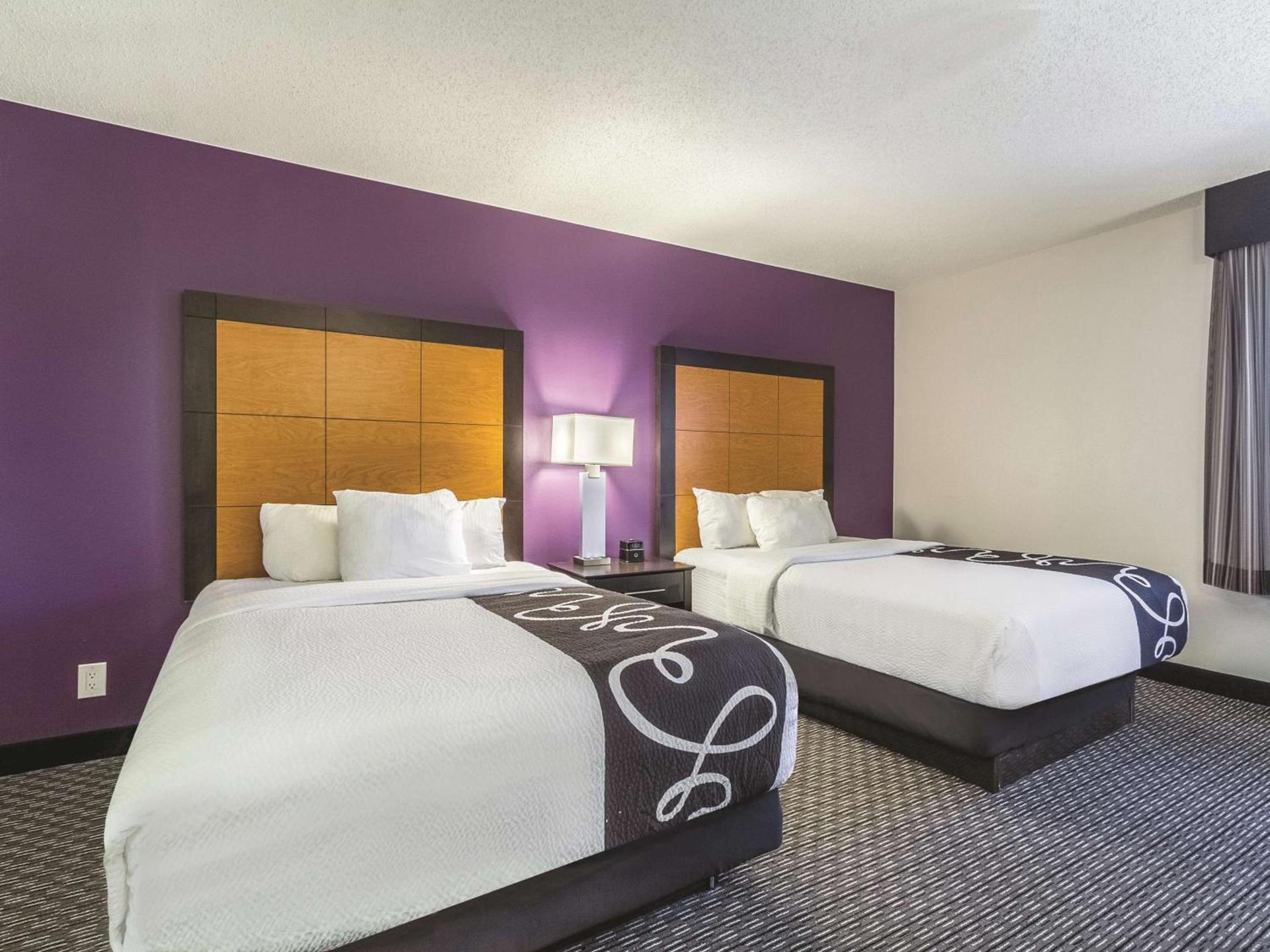 La Quinta Inn & Suites by Wyndham Cleveland - Airport North photo 22