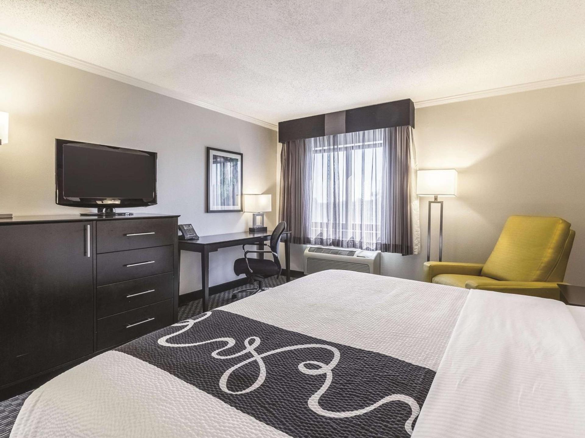 La Quinta Inn & Suites by Wyndham Cleveland - Airport North photo 24