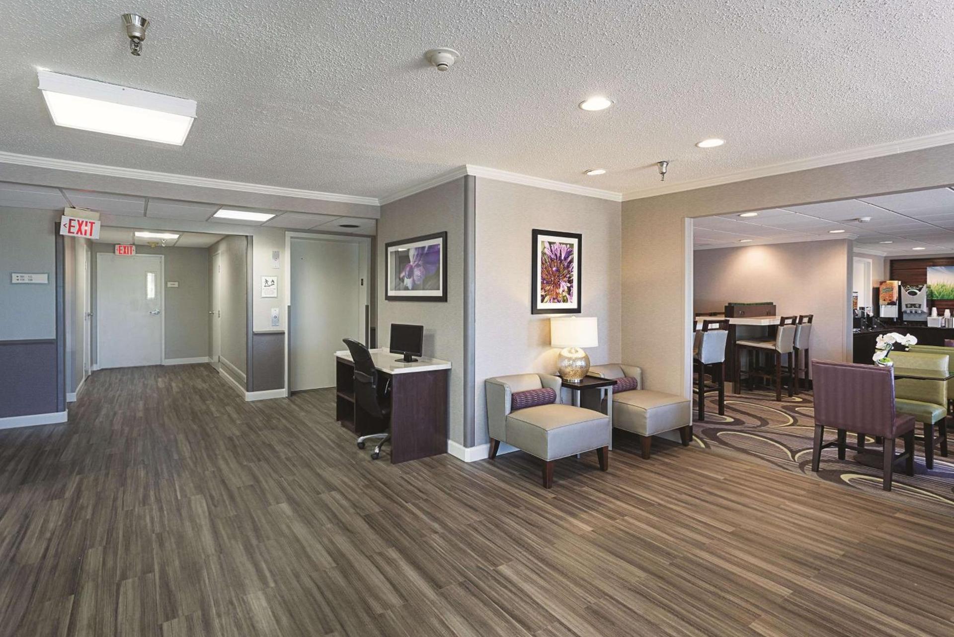 La Quinta by Wyndham Baton Rouge Siegen Lane photo 35