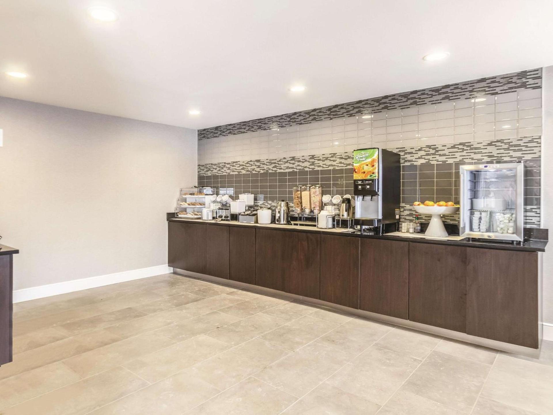 La Quinta Inn & Suites by Wyndham Cleveland - Airport North photo 5