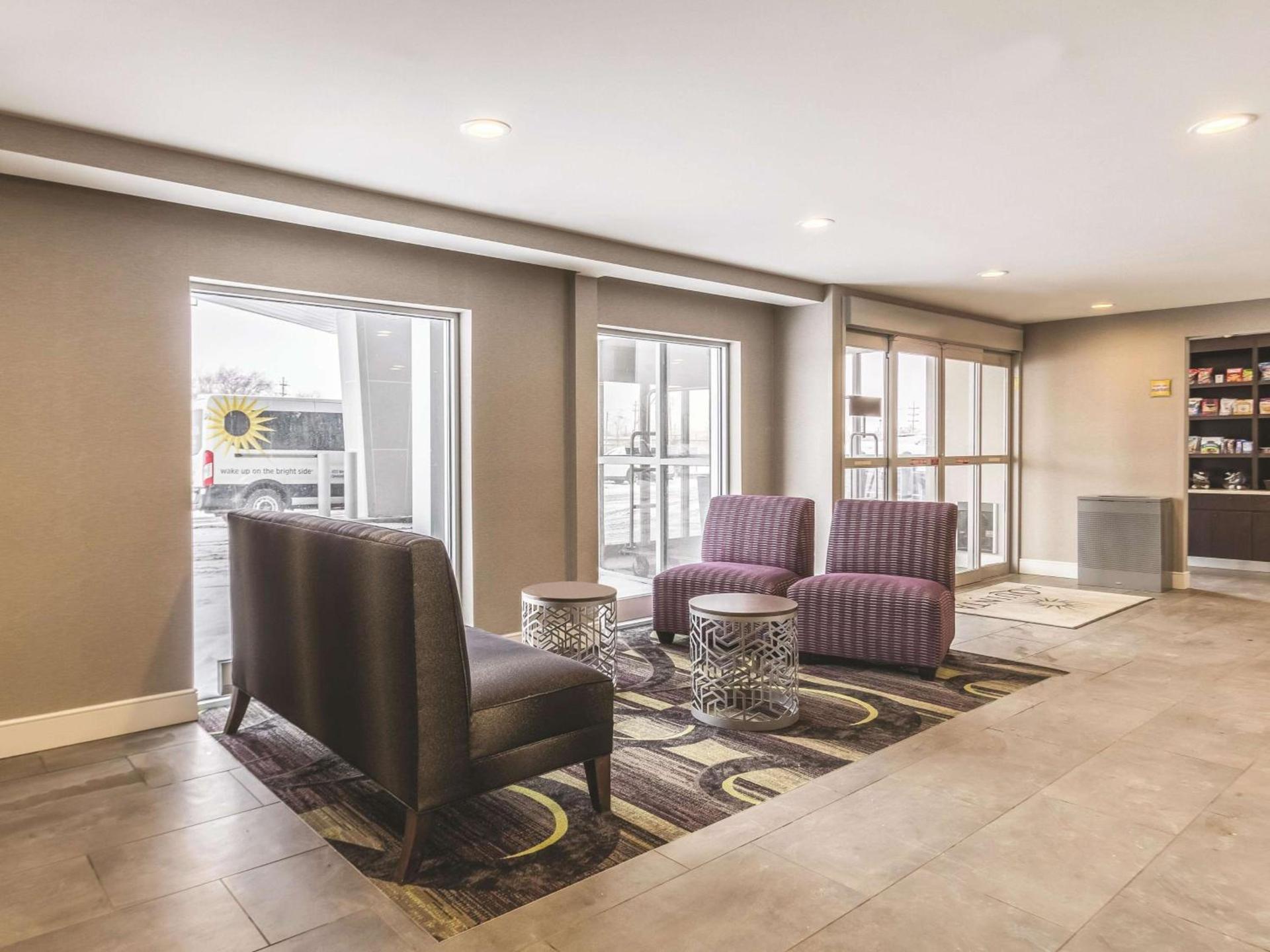 La Quinta Inn & Suites by Wyndham Cleveland - Airport North photo 33