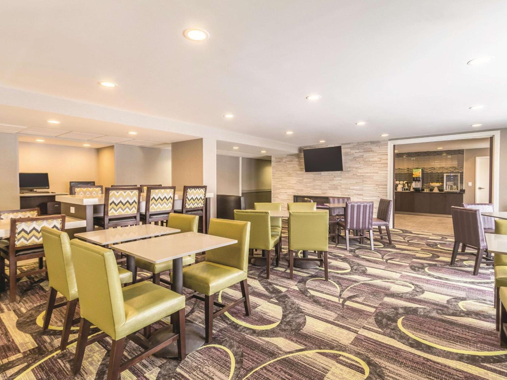 La Quinta Inn & Suites by Wyndham Cleveland - Airport North photo 34