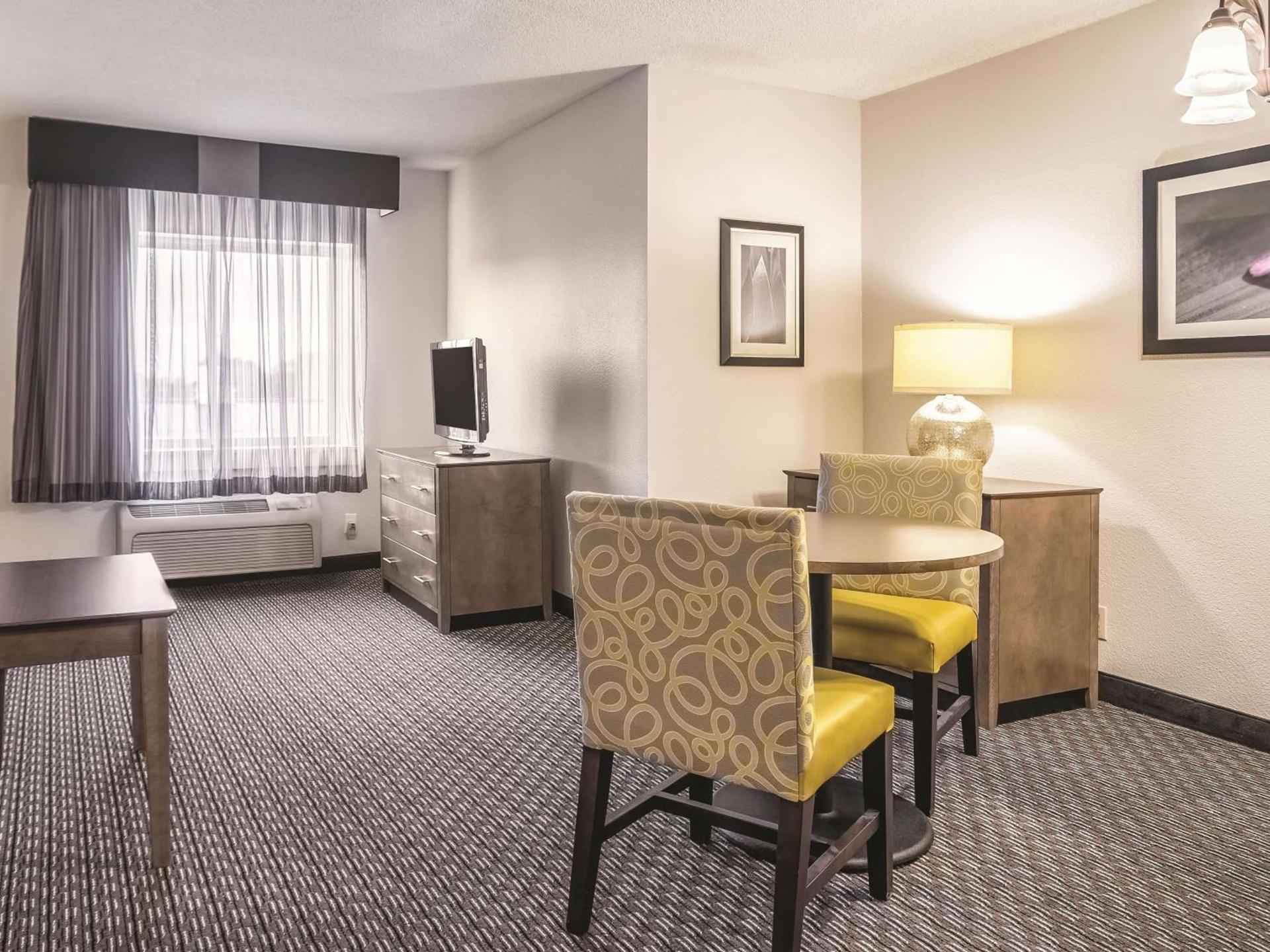 La Quinta by Wyndham Hartford Bradley Airport photo 13