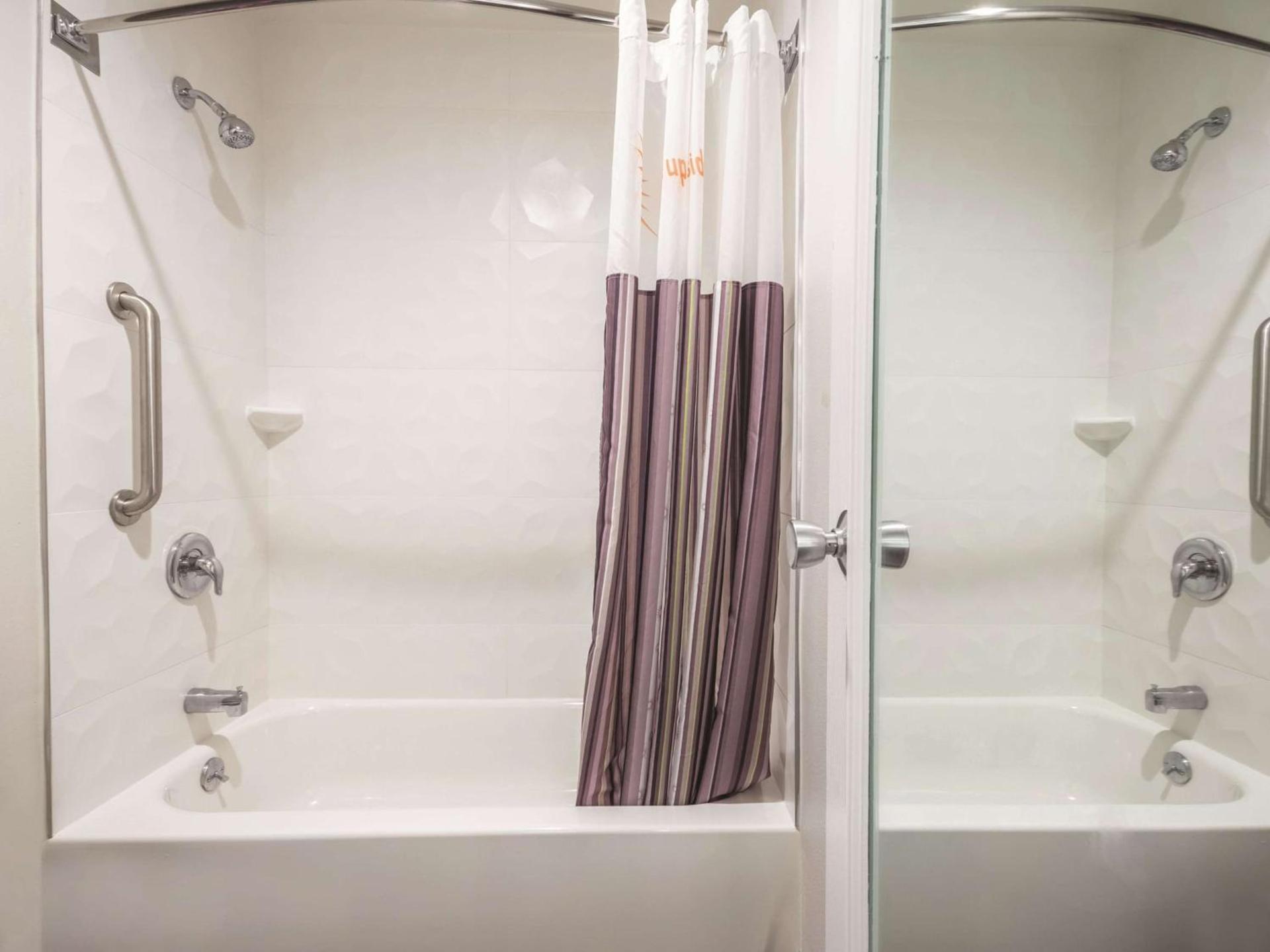 La Quinta by Wyndham Hartford Bradley Airport photo 21
