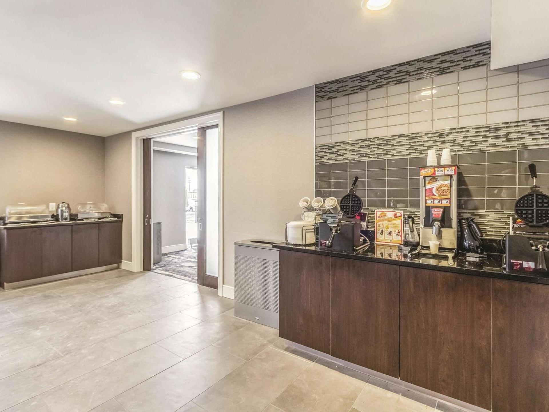 La Quinta Inn & Suites by Wyndham Cleveland - Airport North photo 36