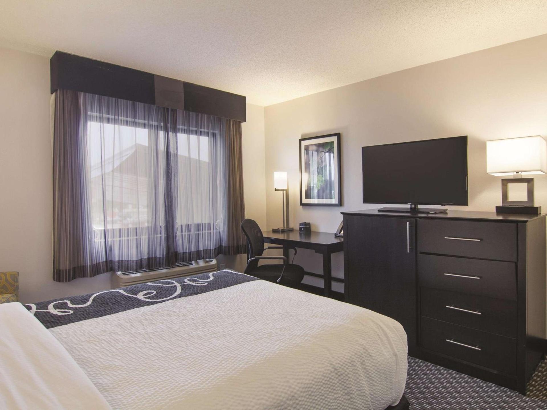 La Quinta Inn & Suites by Wyndham Cleveland - Airport North photo 9