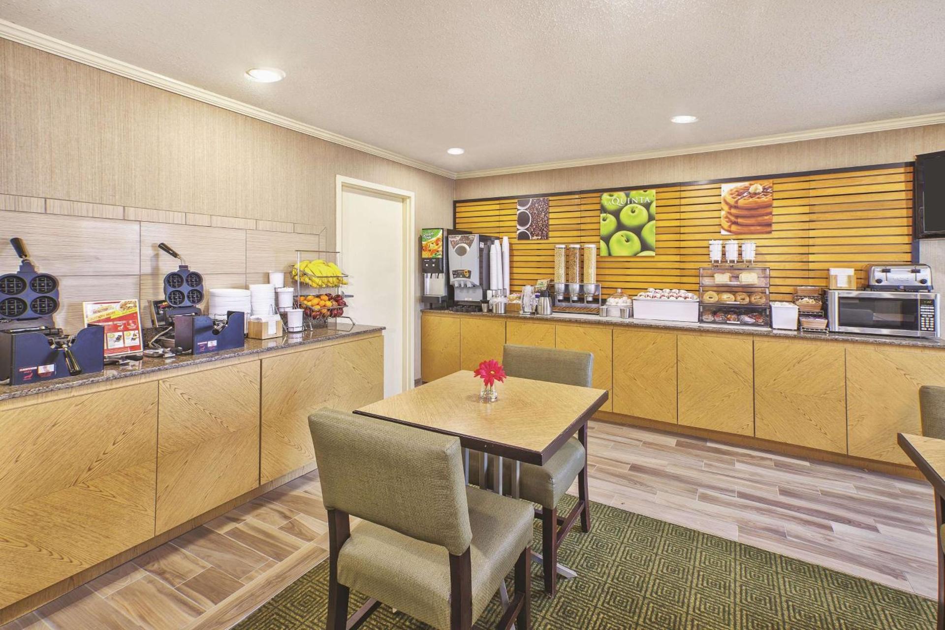 La Quinta Inn by Wyndham Toledo Perrysburg photo 18