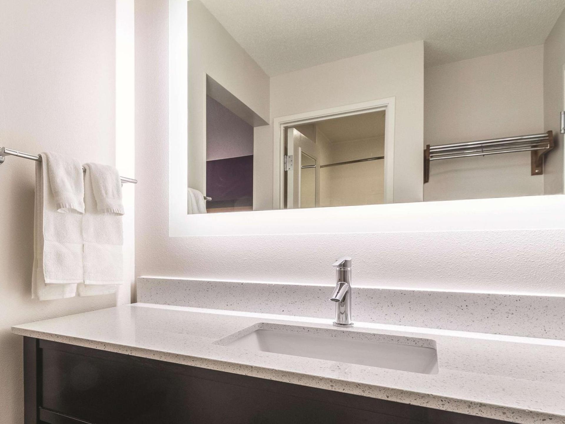 La Quinta Inn & Suites by Wyndham Cleveland - Airport North photo 27