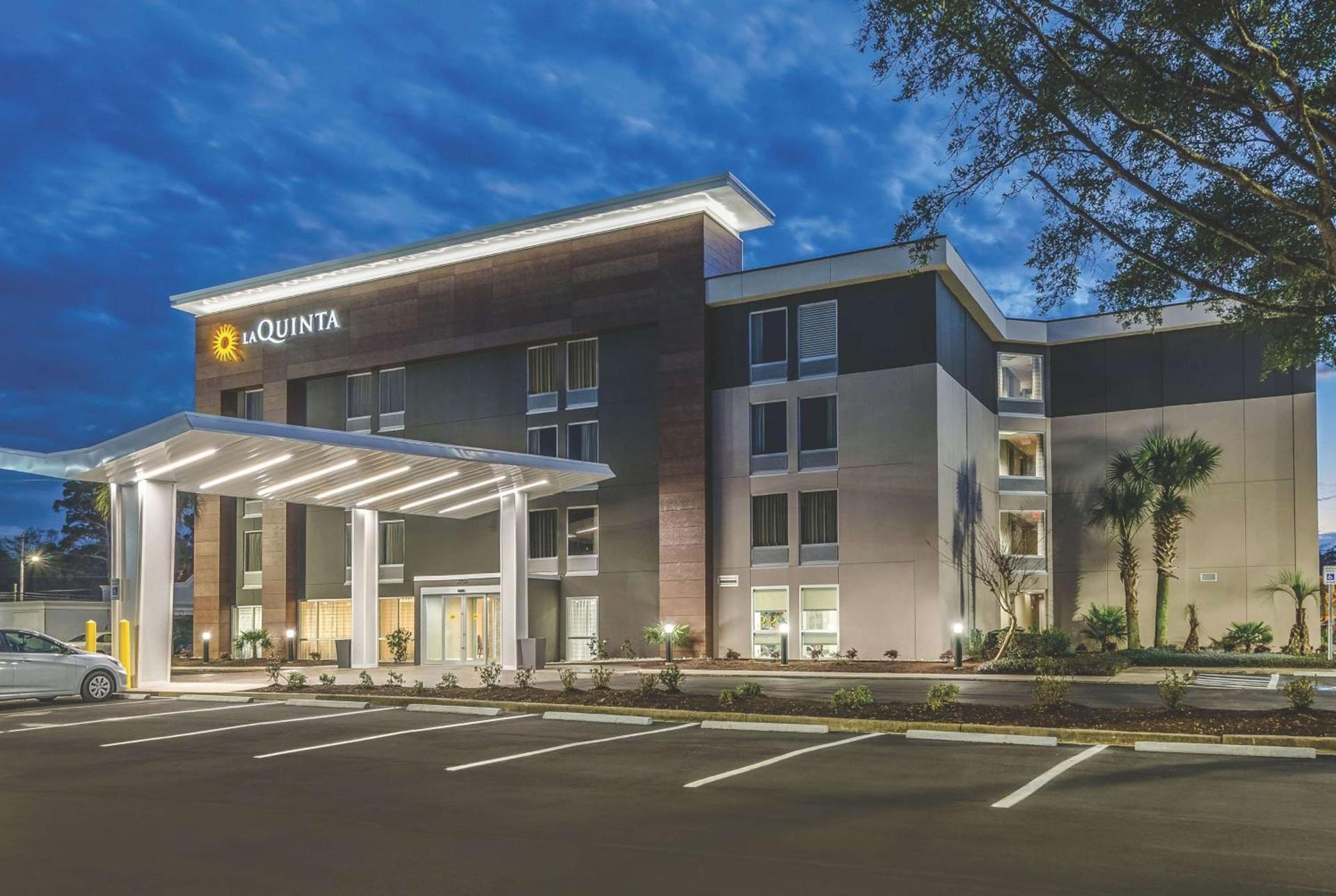 La Quinta Inn & Suites by Wyndham Myrtle Beach - N Kings Hwy photo 2