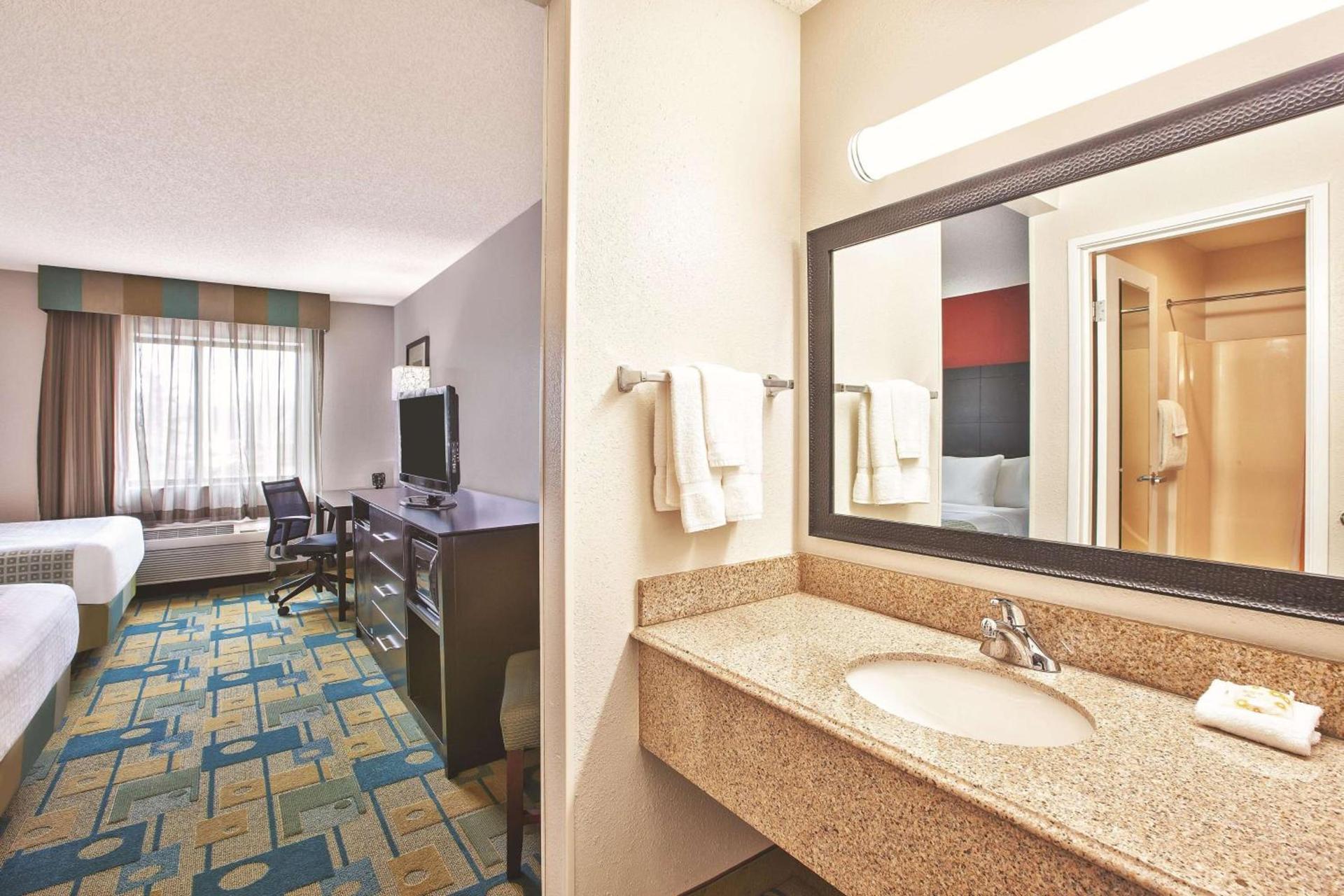 La Quinta Inn by Wyndham Toledo Perrysburg photo 24