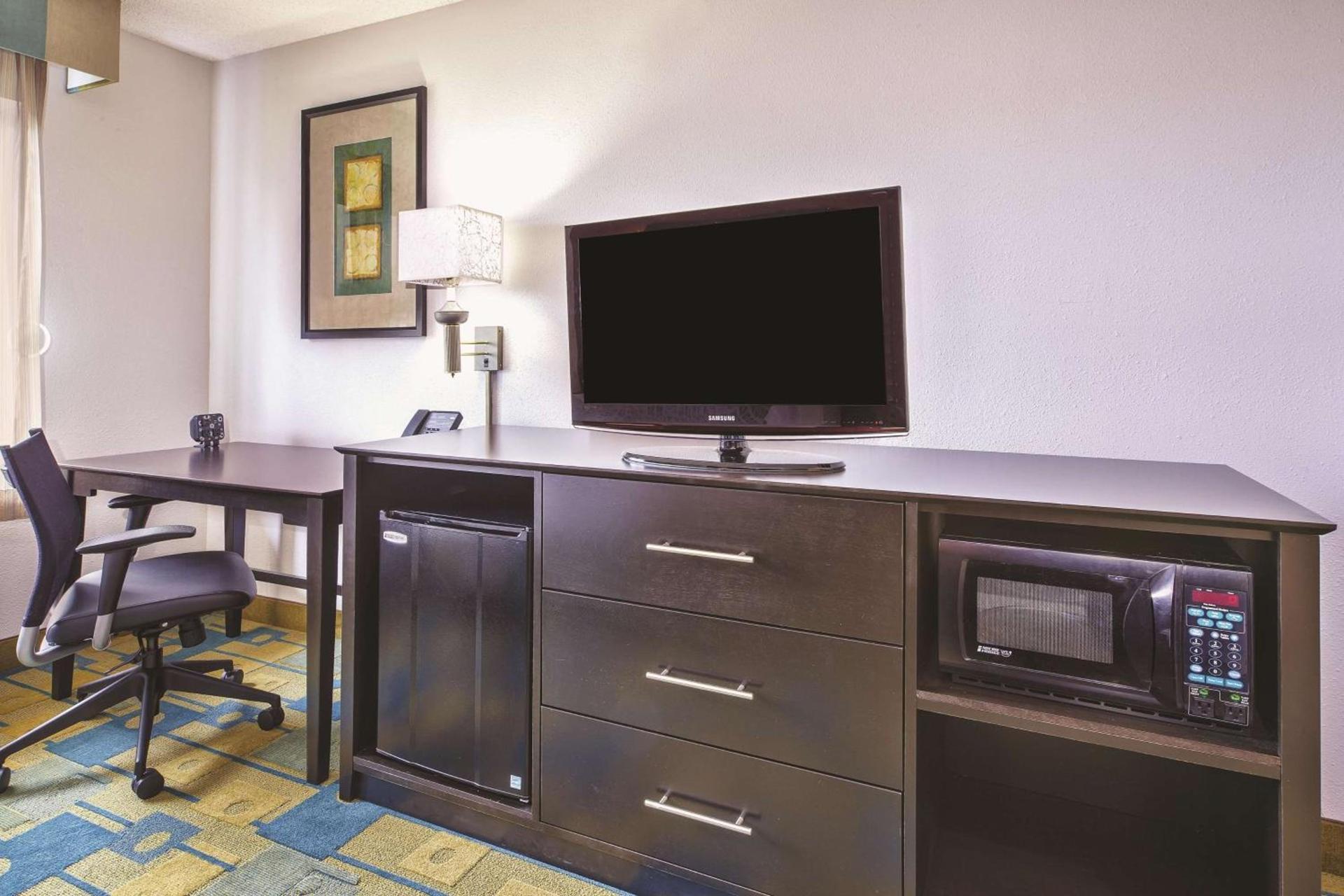 La Quinta Inn by Wyndham Toledo Perrysburg photo 27