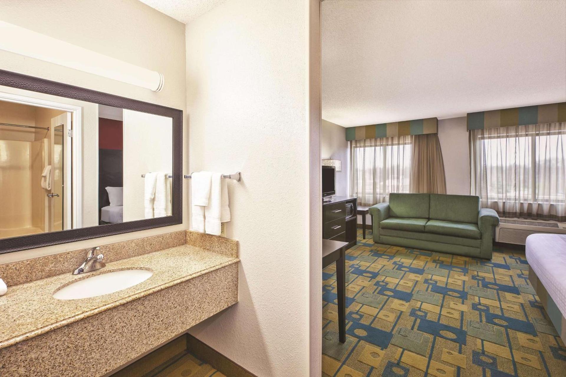 La Quinta Inn by Wyndham Toledo Perrysburg photo 28