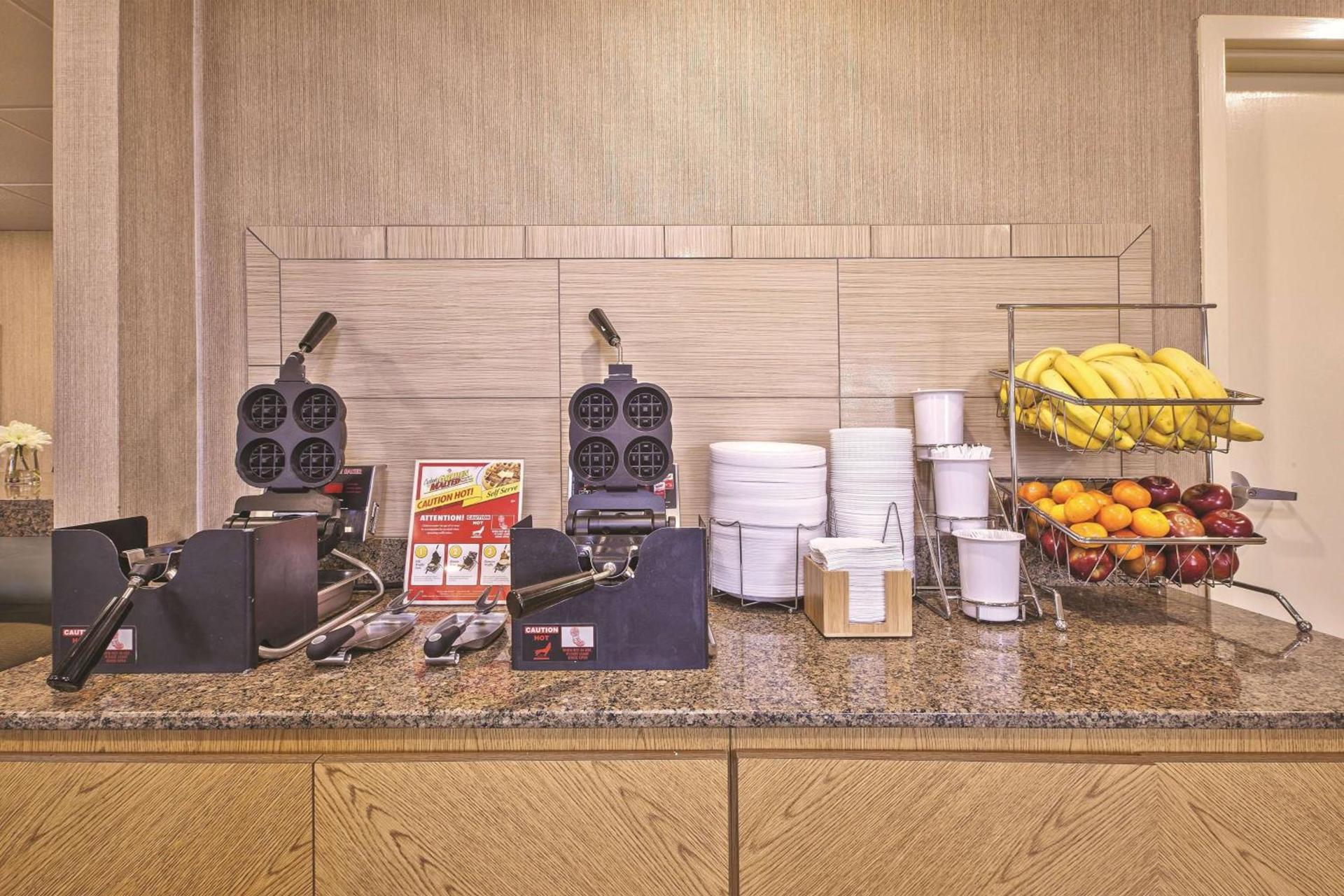 La Quinta Inn by Wyndham Toledo Perrysburg photo 30