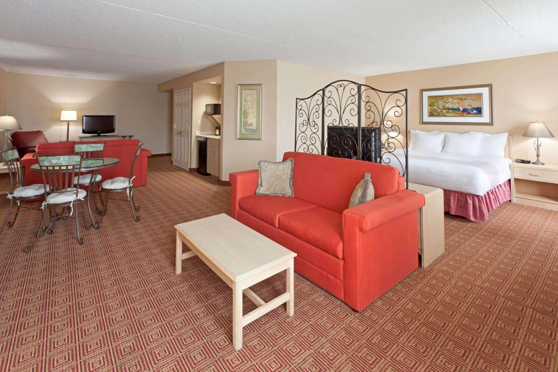 La Quinta by Wyndham Garden City photo 3