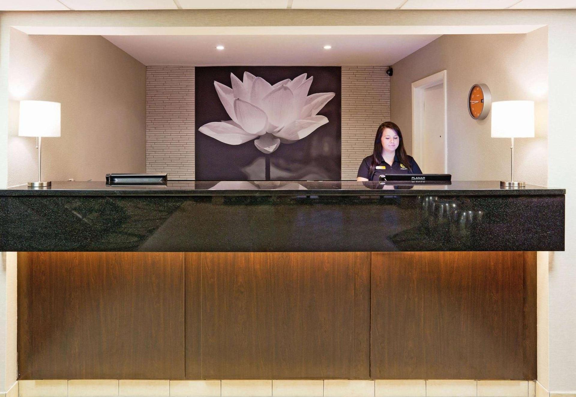 La Quinta Inn by Wyndham Oshkosh photo 4