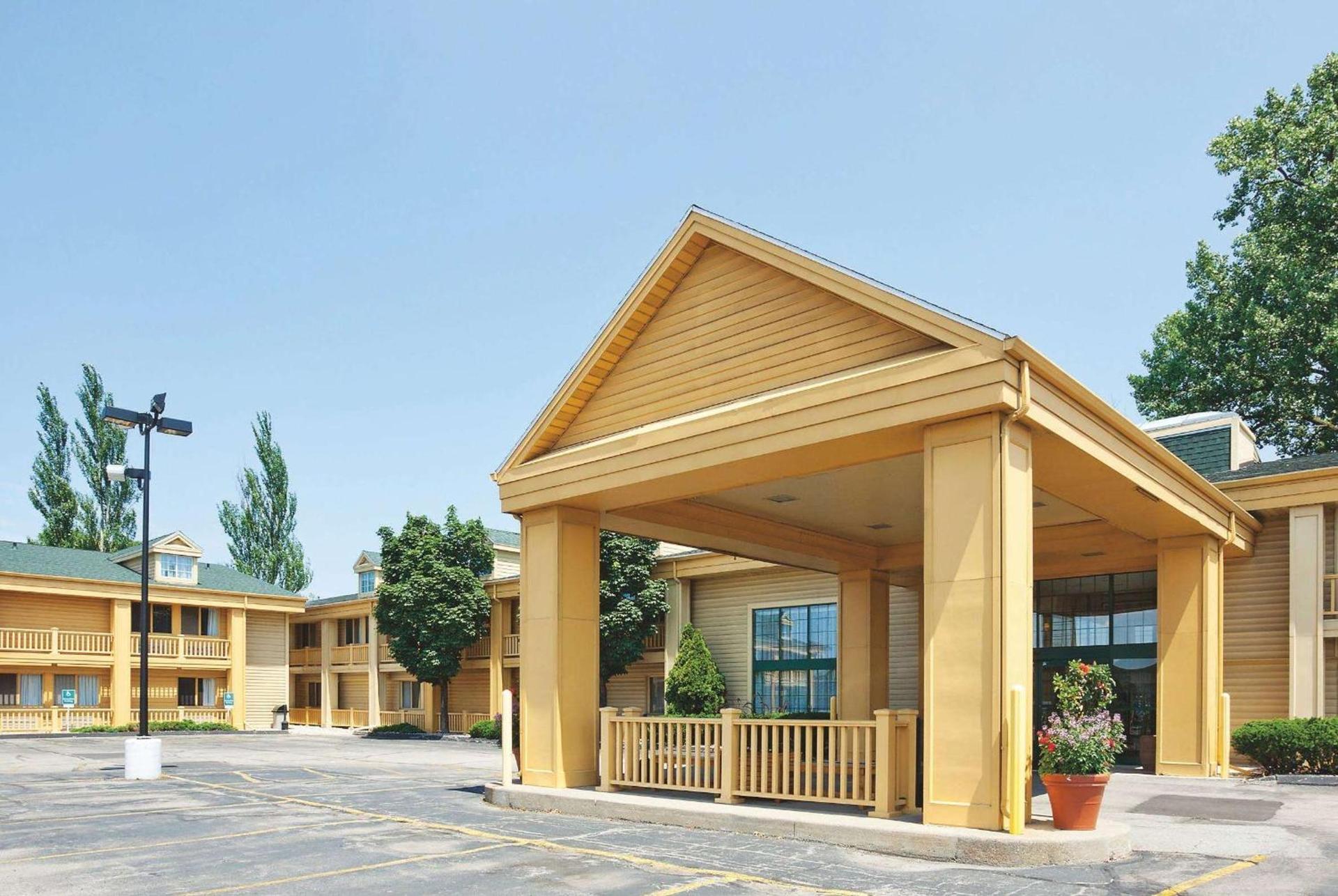La Quinta Inn by Wyndham Oshkosh — hotel in Oshkosh