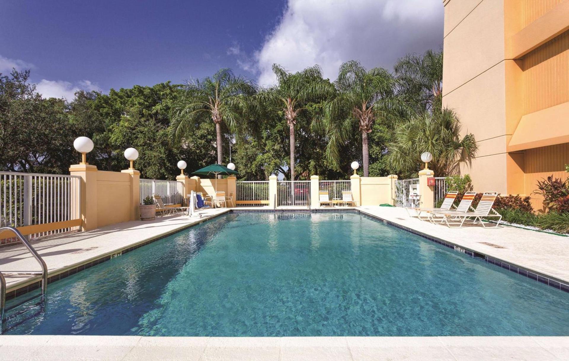 La Quinta by Wyndham Miami Airport East photo 2