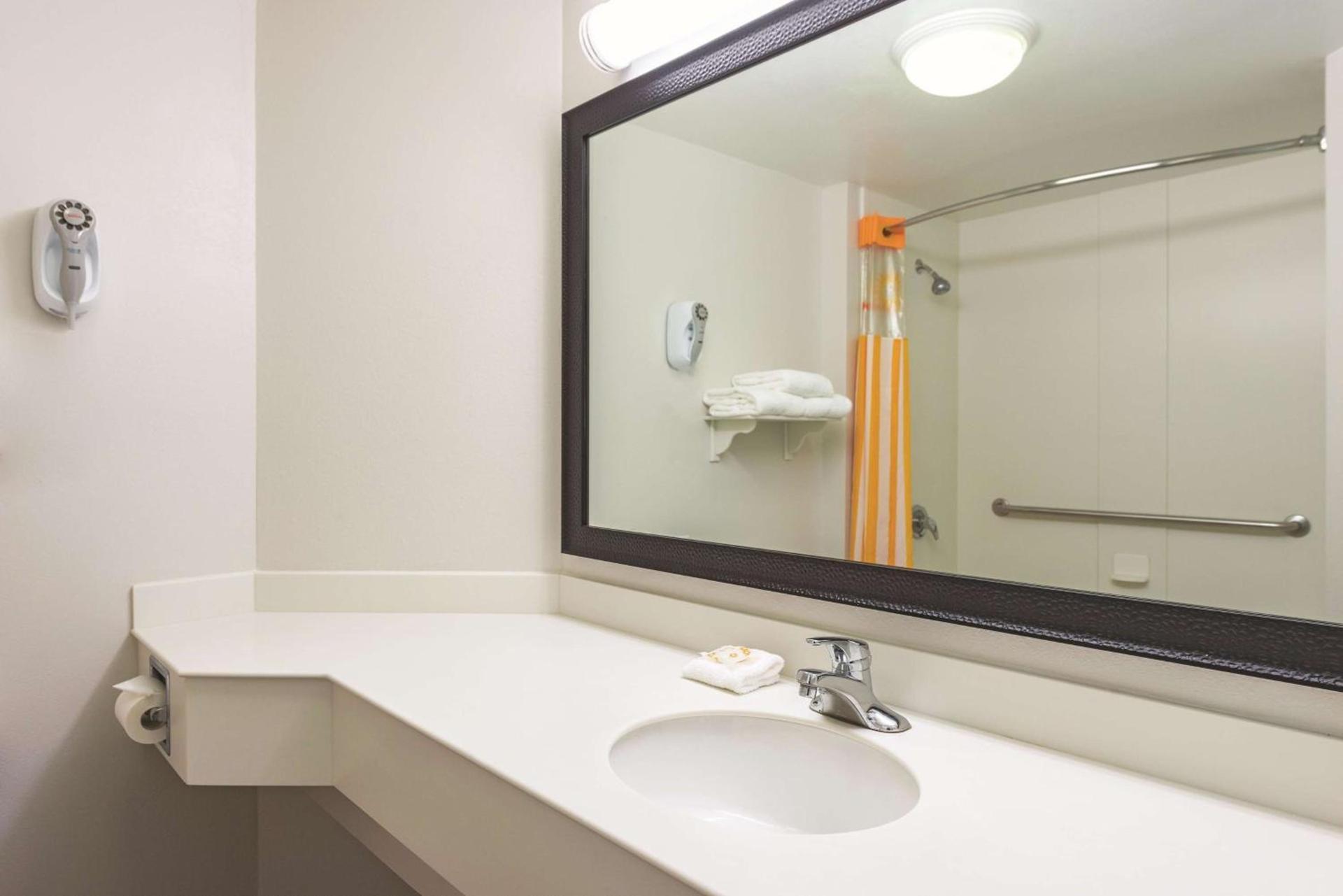 La Quinta by Wyndham Miami Airport East photo 3