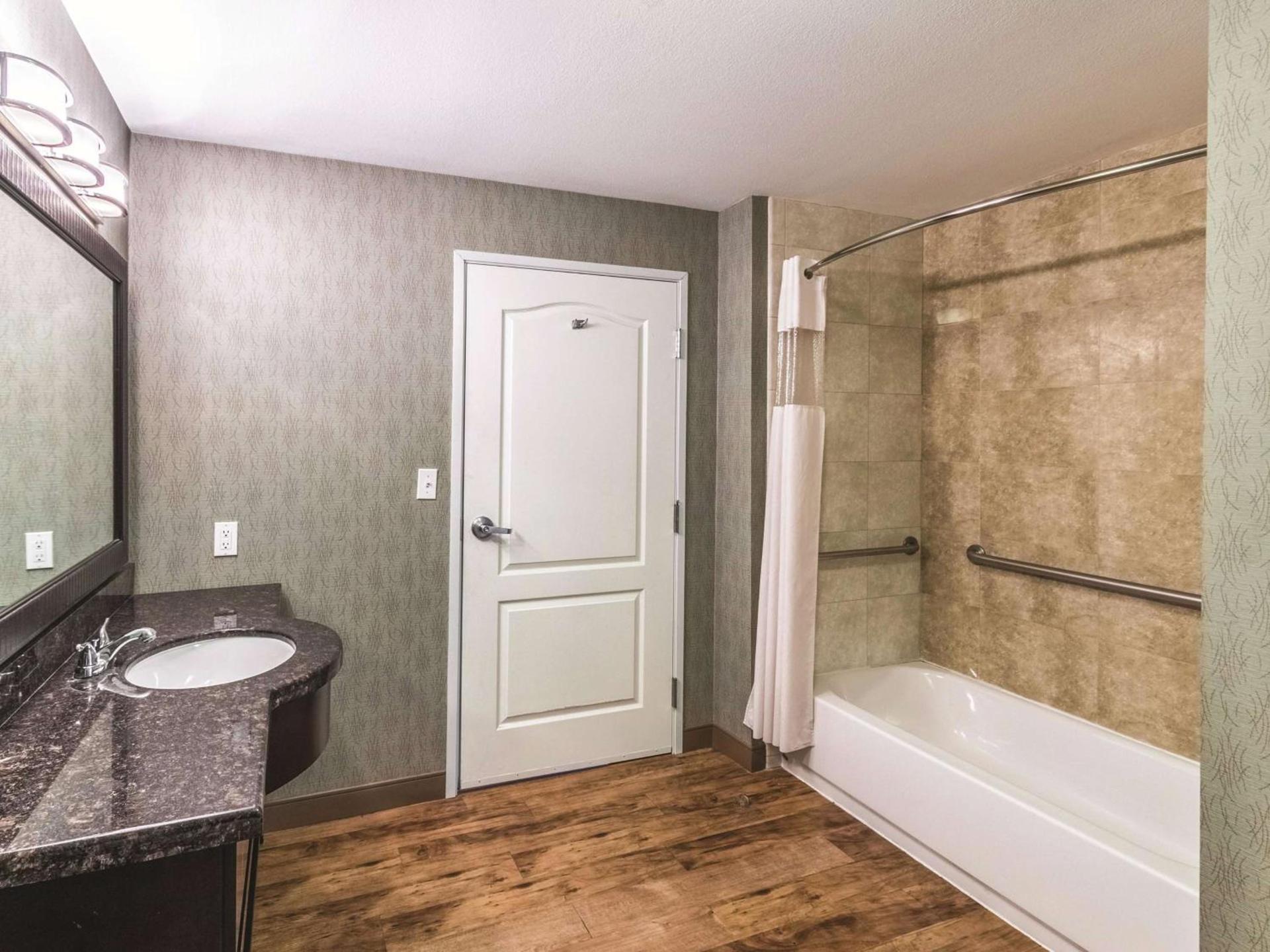 La Quinta by Wyndham Fort Worth - Lake Worth photo 55