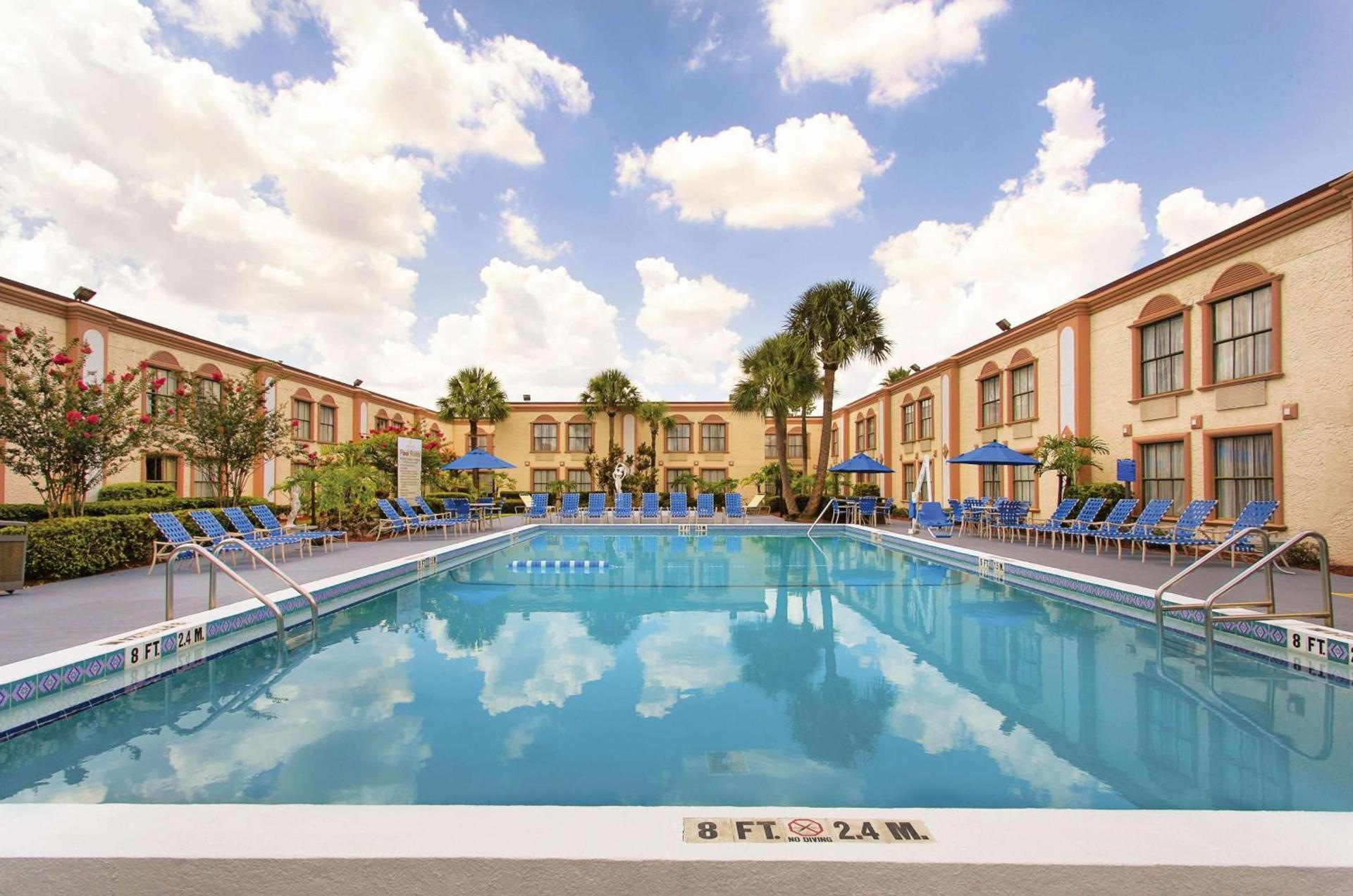 La Quinta Inn by Wyndham Orlando International Drive North photo 2