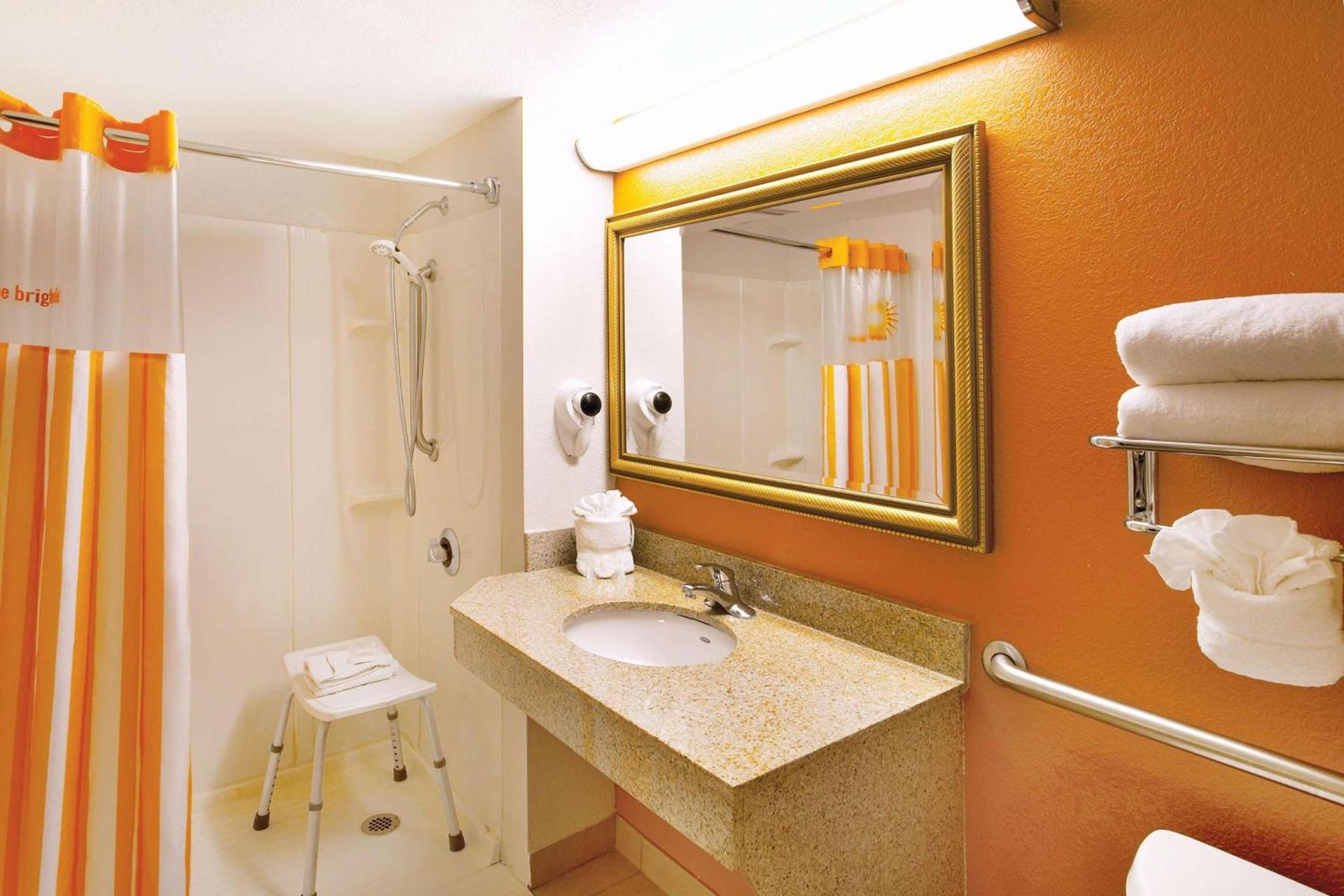 La Quinta Inn by Wyndham Orlando International Drive North photo 18