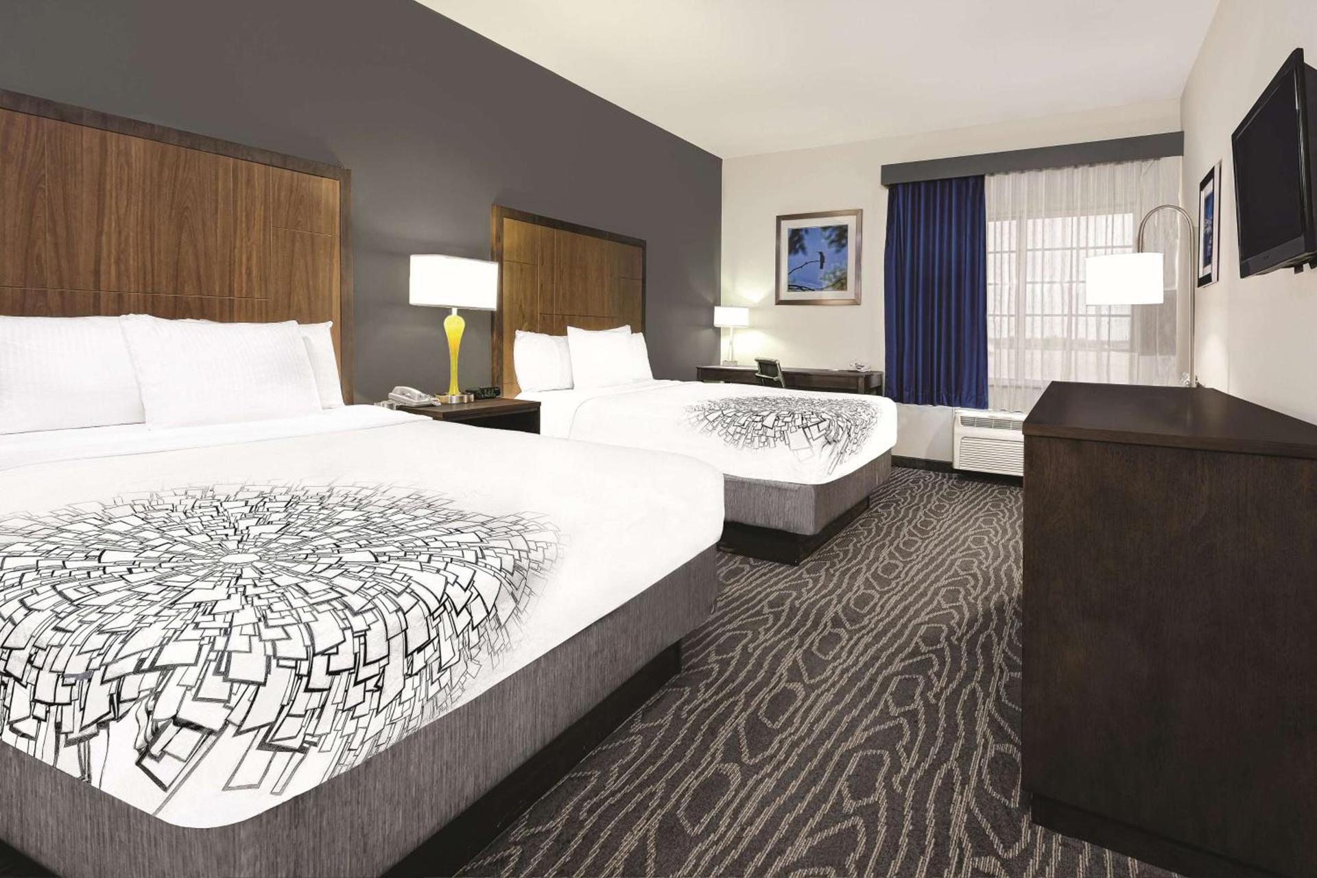 La Quinta Inn & Suites by Wyndham Mercedes Outlet Mall photo 15