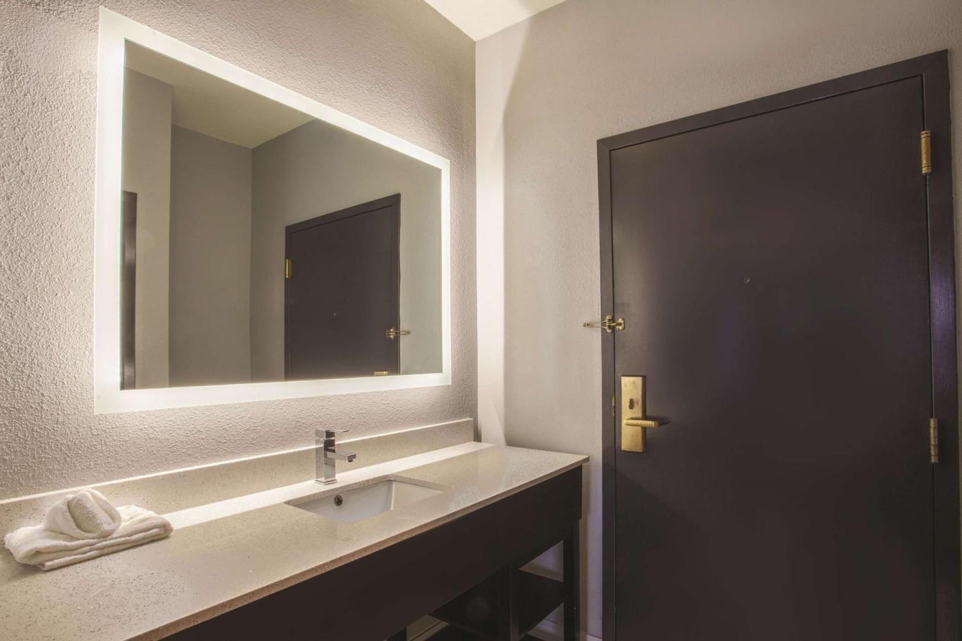 La Quinta by Wyndham Knoxville East photo 16